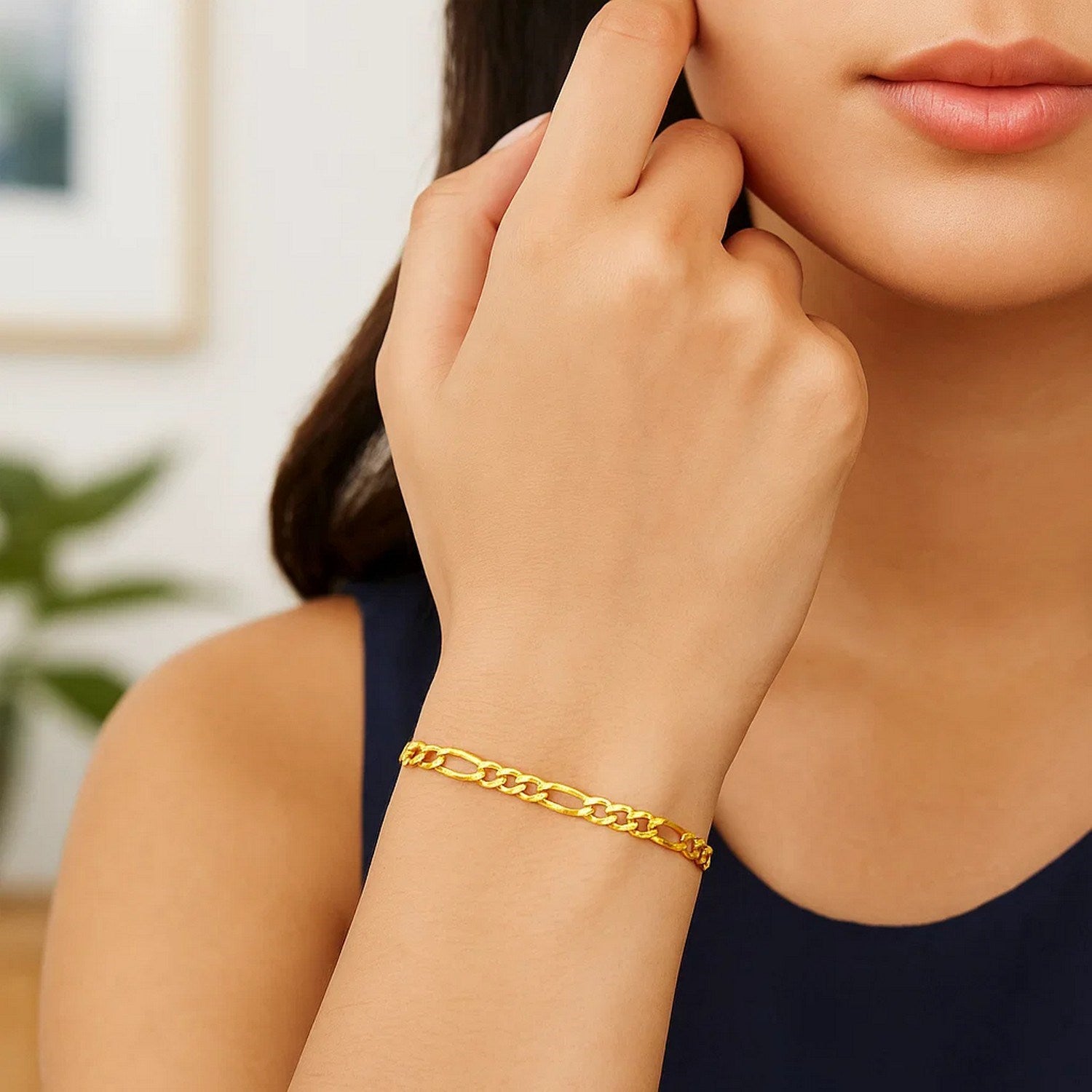 Elegant 10k yellow gold solid Figaro bracelet featuring a 4.50 mm design, perfect for luxury jewelry enthusiasts.