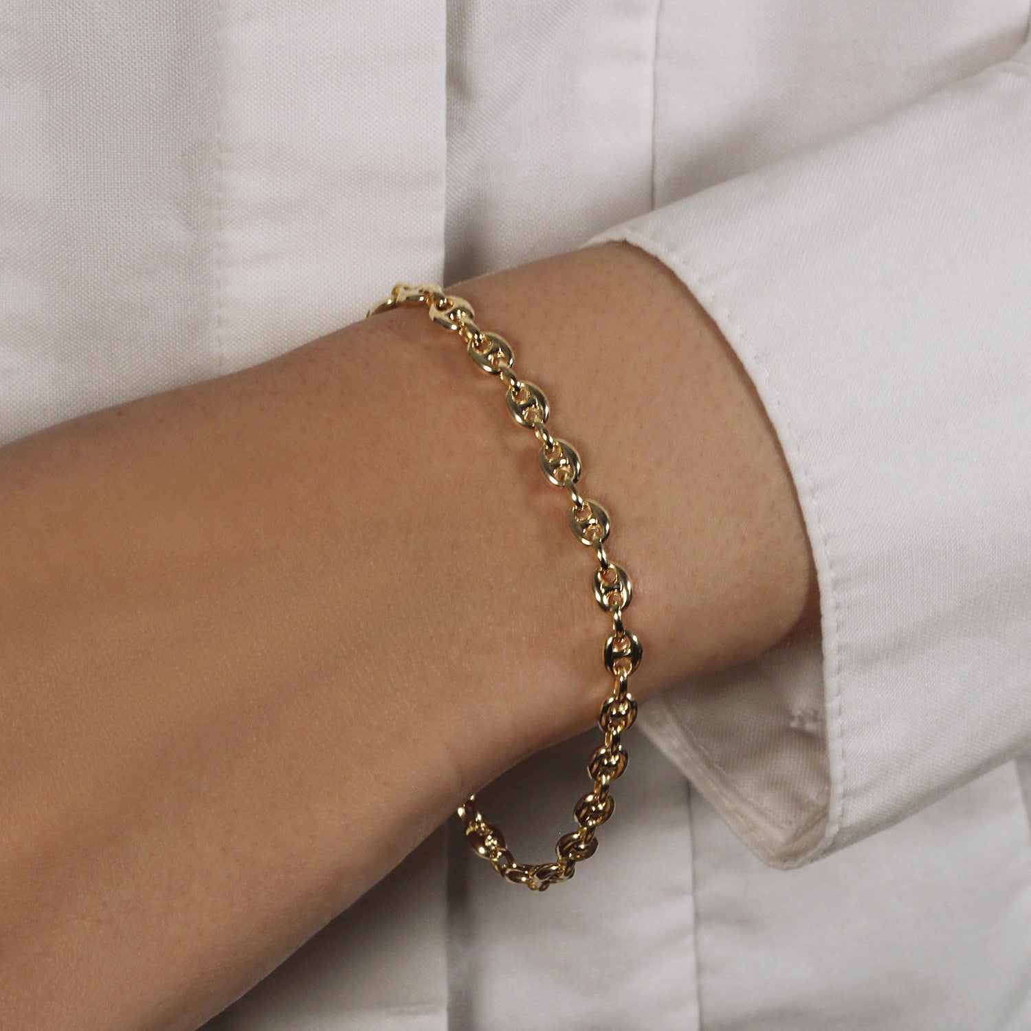 14k yellow gold puffed mariner link bracelet with modern round links, showcasing exquisite craftsmanship and elegance.