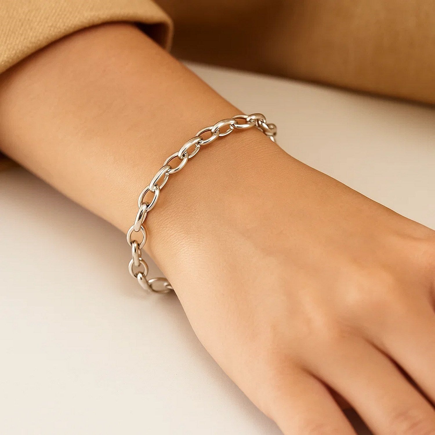 14k white gold oval rolo bracelet featuring a classic design with elegant links and a polished finish.