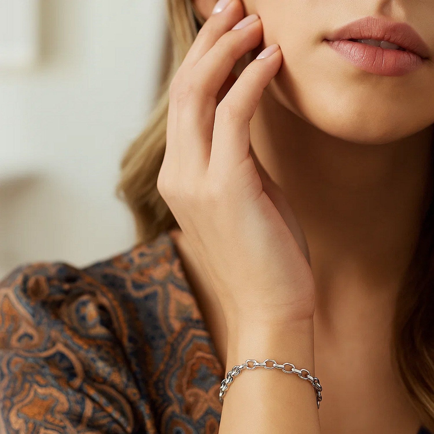 14k white gold oval rolo bracelet with modern link design, showcasing elegance and refined craftsmanship.