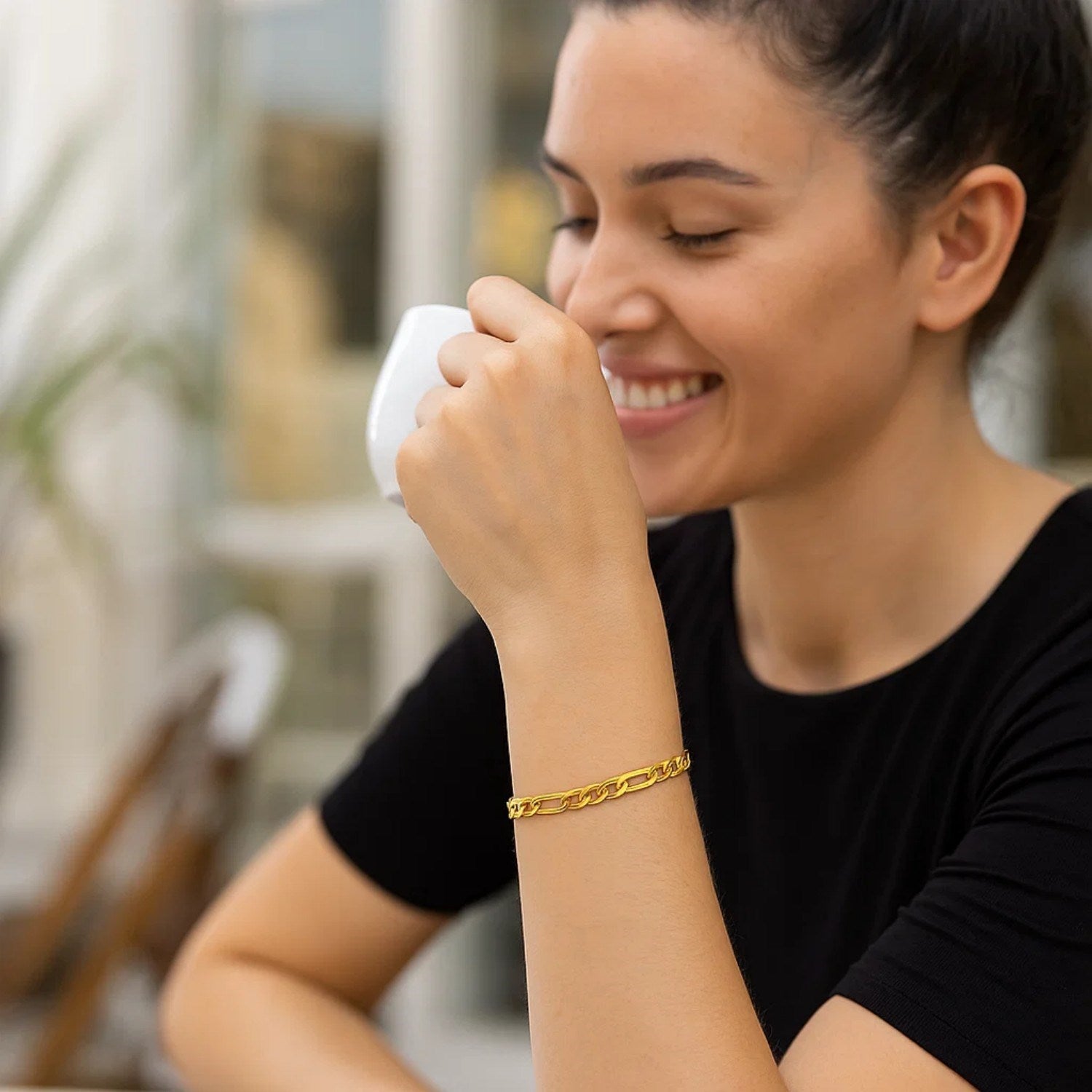 10k yellow gold Lite Figaro bracelet featuring a modern design with elegant 4.70 mm links for a luxurious touch.
