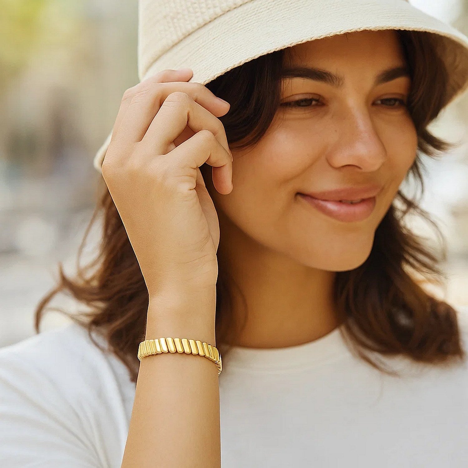 14k yellow gold rib link bracelet showcasing a classic design with elegant, interlocking links for timeless sophistication.