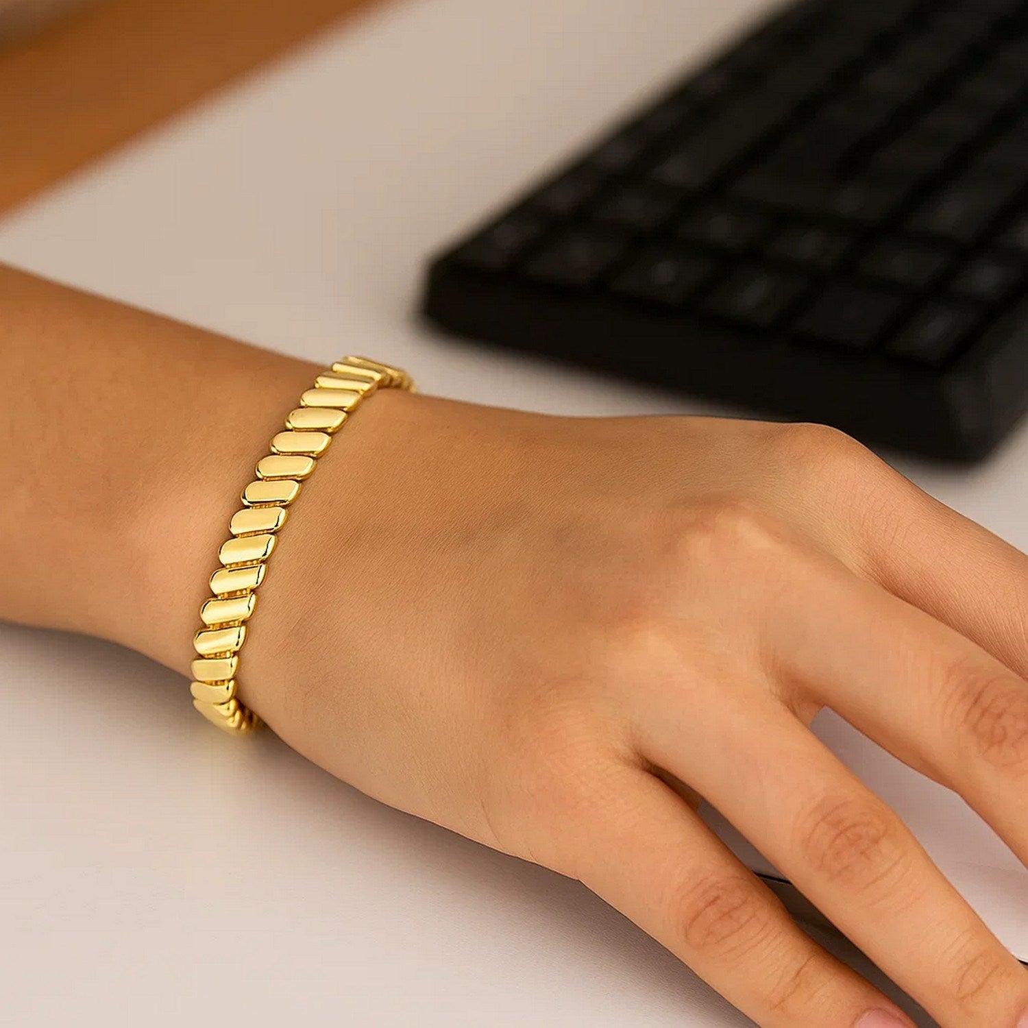 14k yellow gold rib link bracelet showcasing a classic design with elegant, interlocking links for timeless luxury.