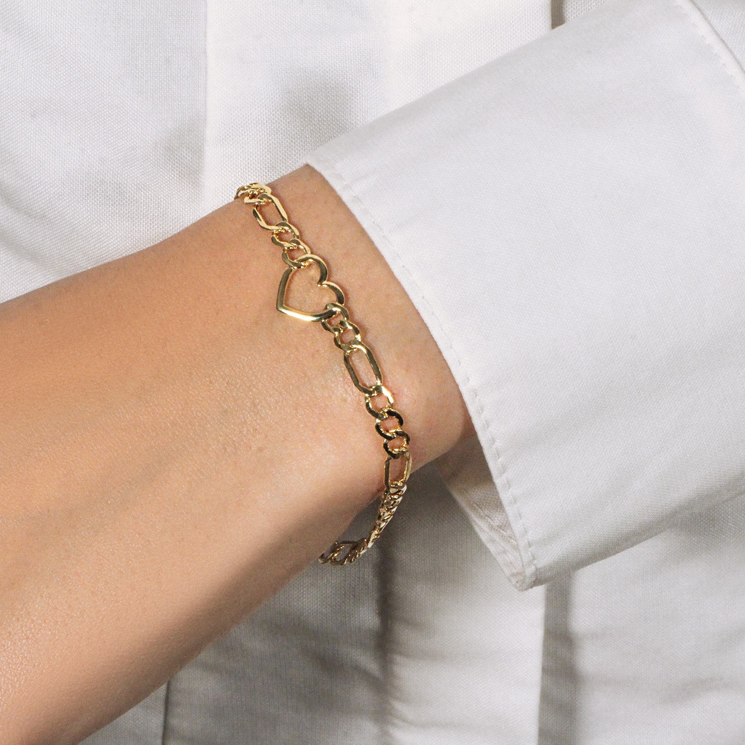 14k yellow gold Figaro chain bracelet with heart detail, contemporary design, 7 inches long, 4.50 mm links.