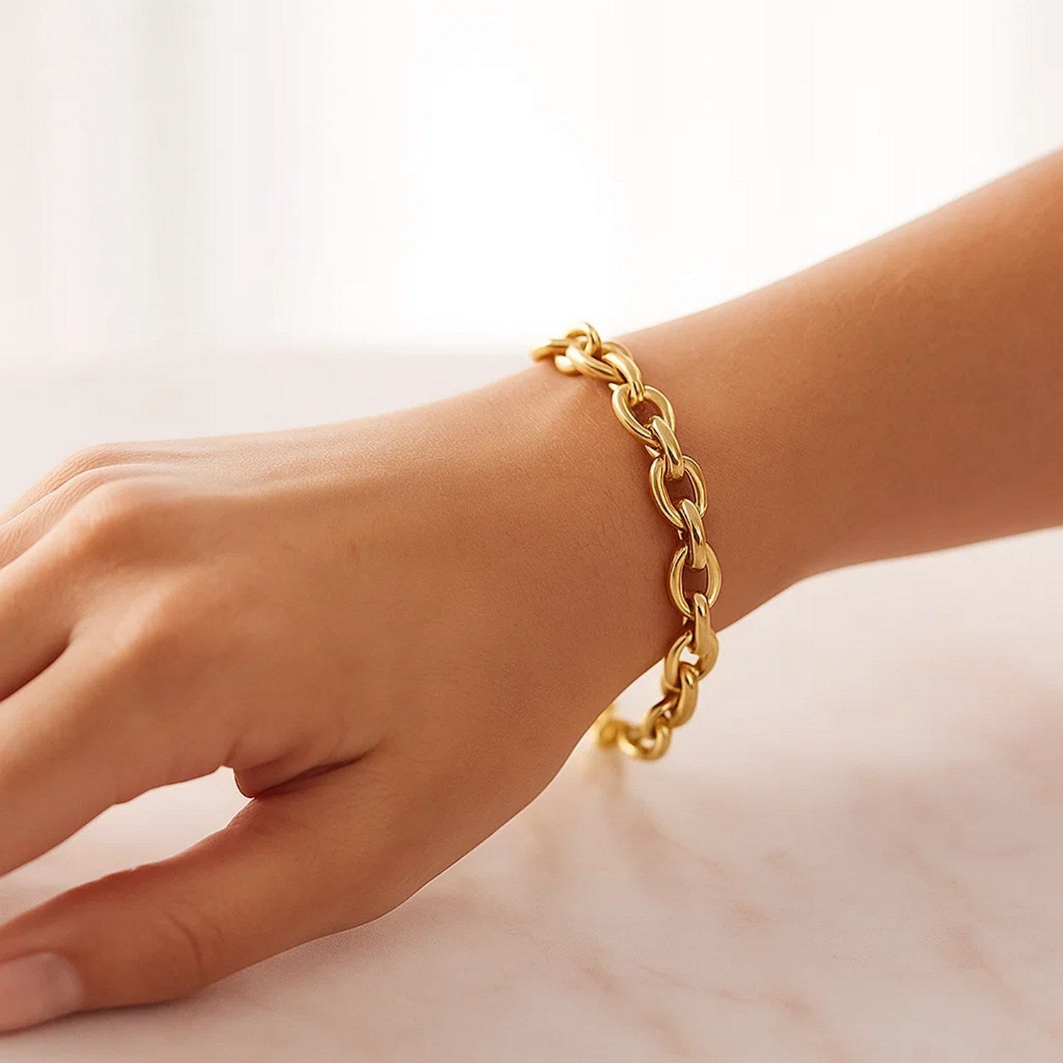 Elegant 14k yellow gold polished oval link bracelet, featuring a refined design and luxurious shine.