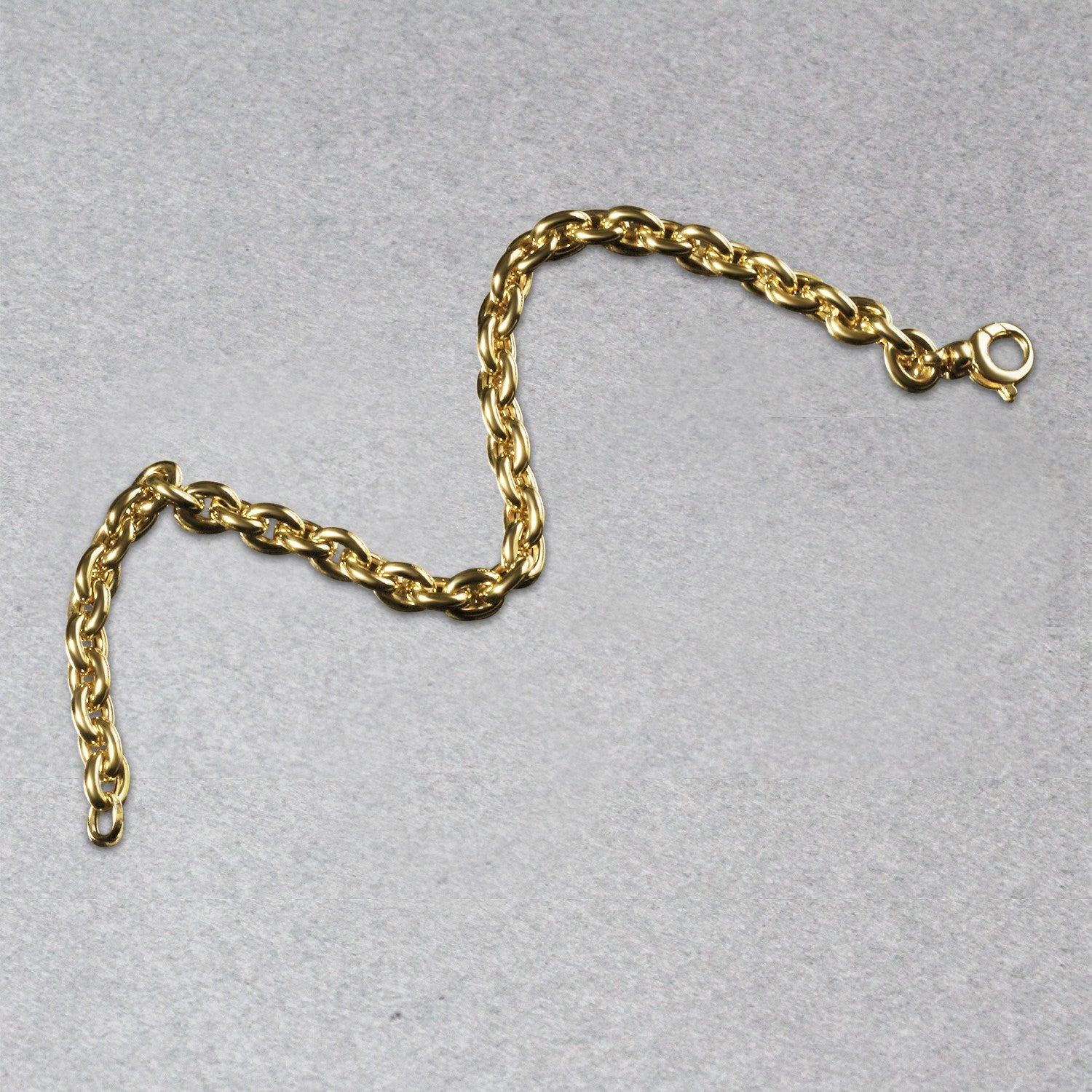 14k yellow gold polished oval link bracelet, elegant design with lustrous finish, perfect for sophisticated styling.