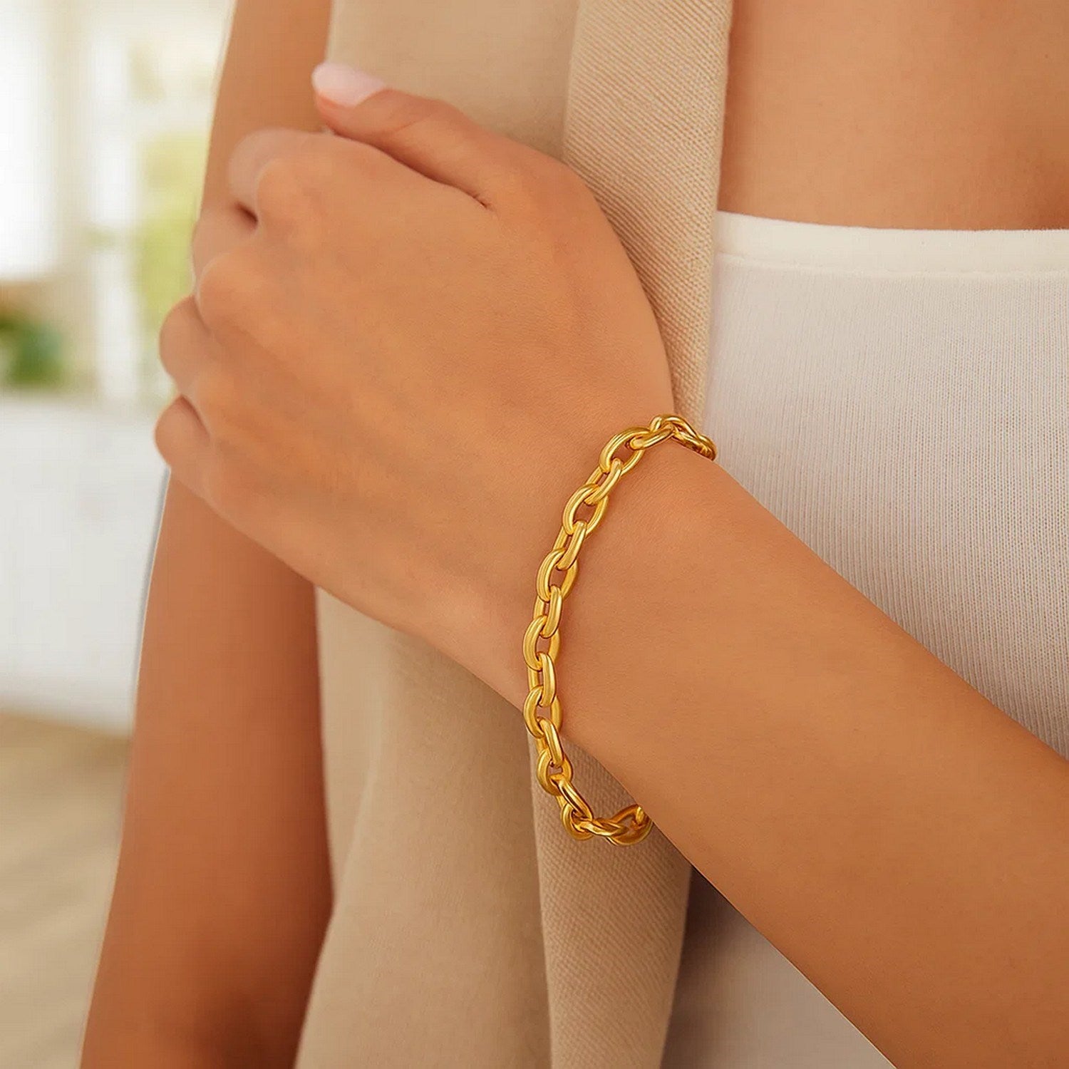 14k yellow gold polished oval link bracelet, elegantly designed with a refined finish, perfect for luxury styling.