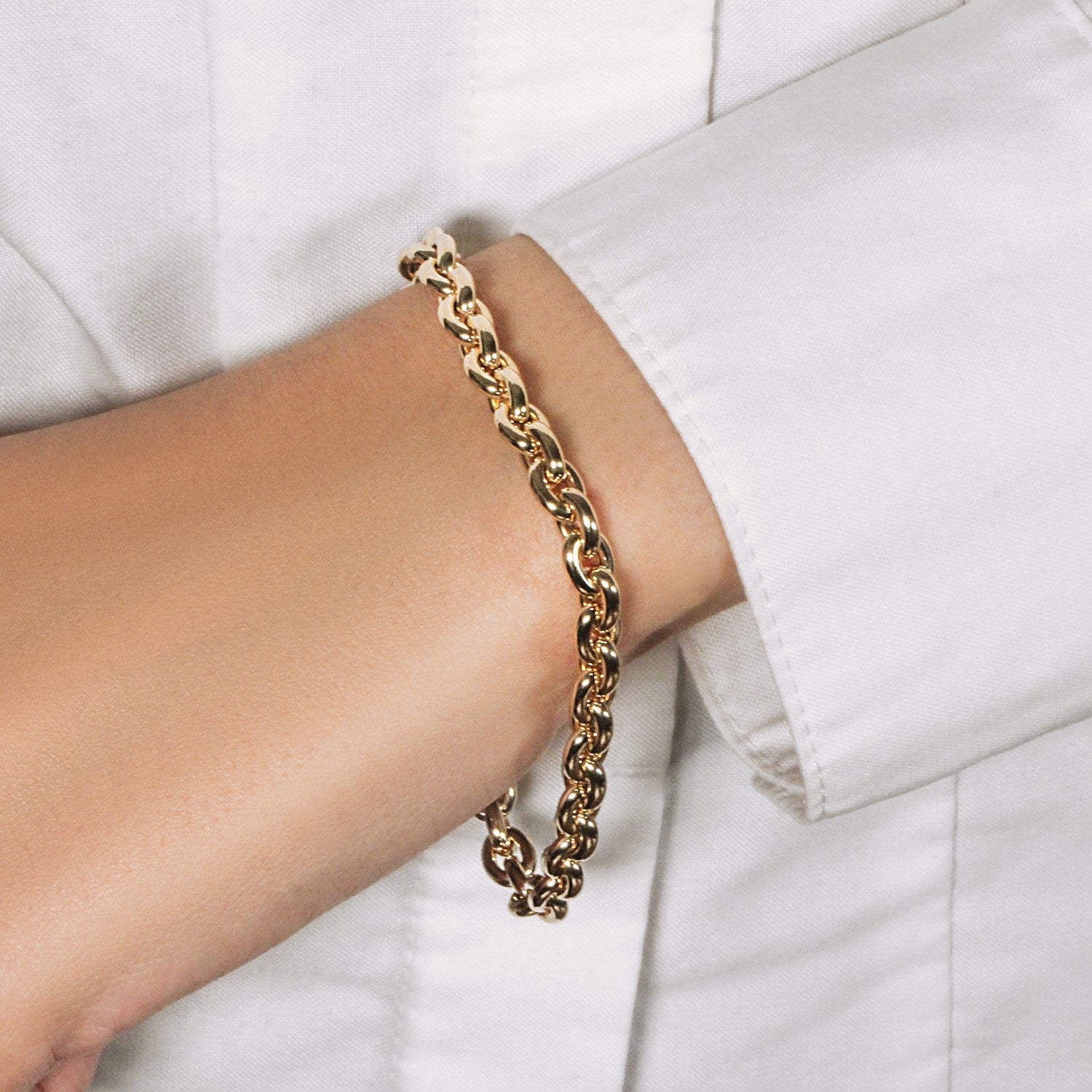 14k yellow gold polished oval link bracelet with elegant stud design, showcasing luxurious craftsmanship and timeless style.