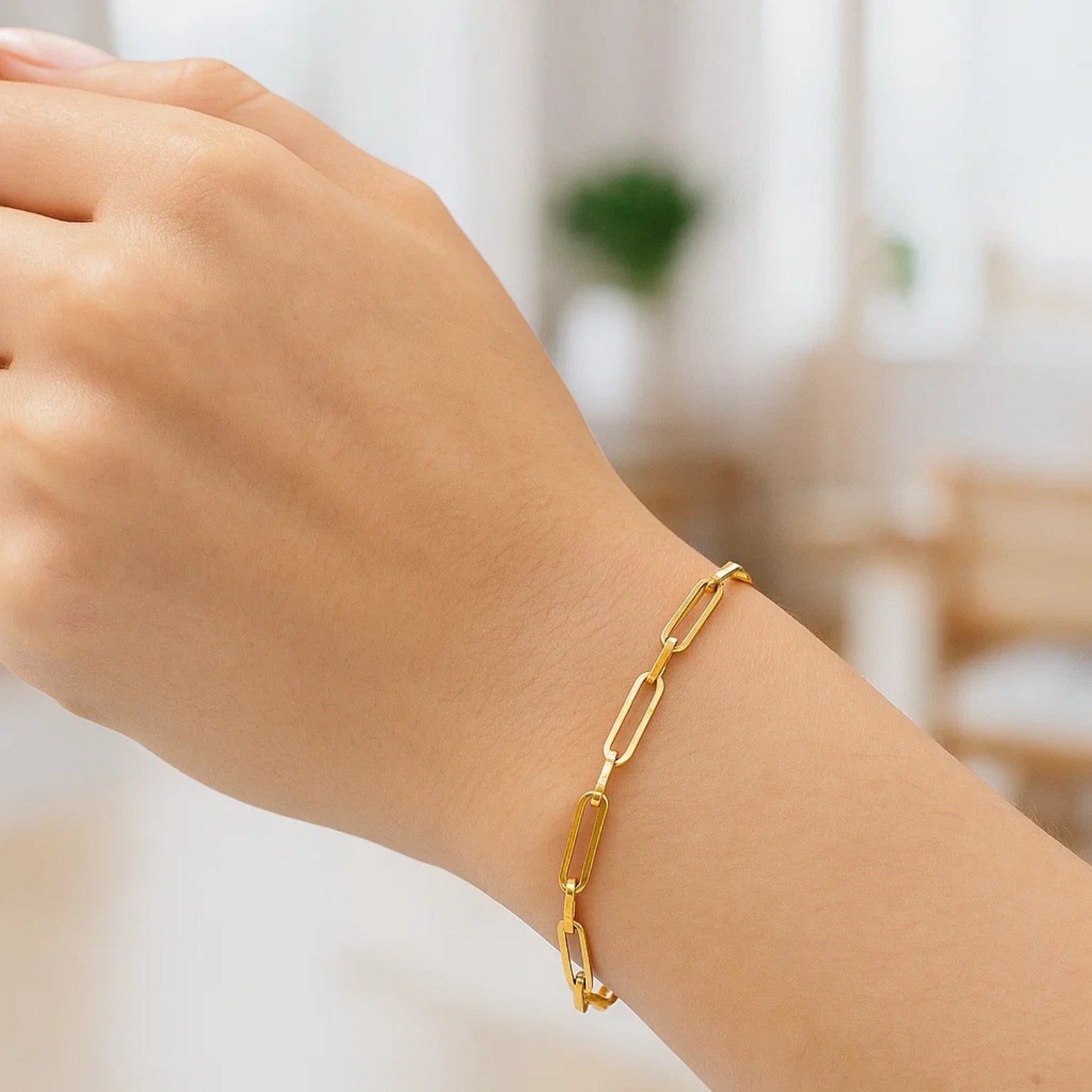 14k yellow gold modern paperclip bracelet featuring elegant alternating links, perfect for sophisticated layering.