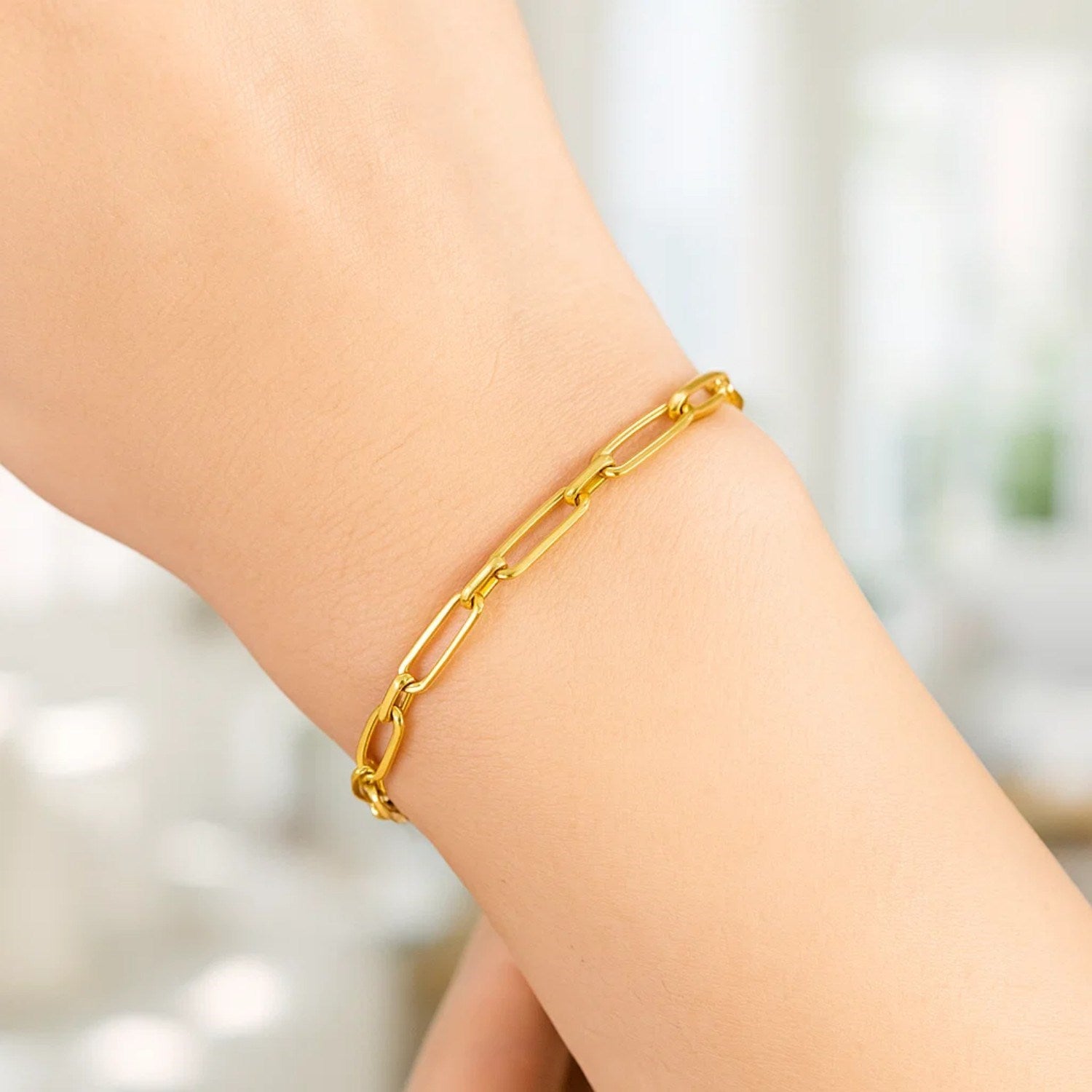 14k yellow gold modern paperclip bracelet featuring elegant alternating links for a chic, sophisticated look.
