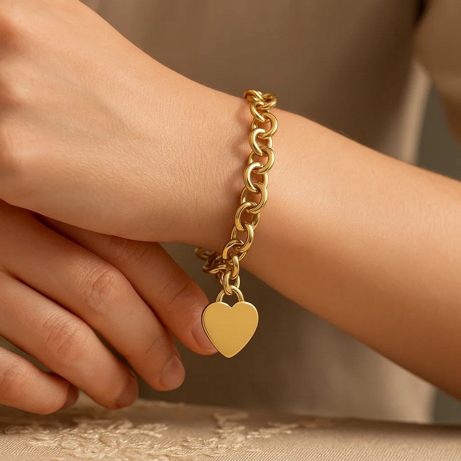Elegant 14k yellow gold rolo link bracelet featuring a heart tag design, perfect for sophisticated jewelry lovers.