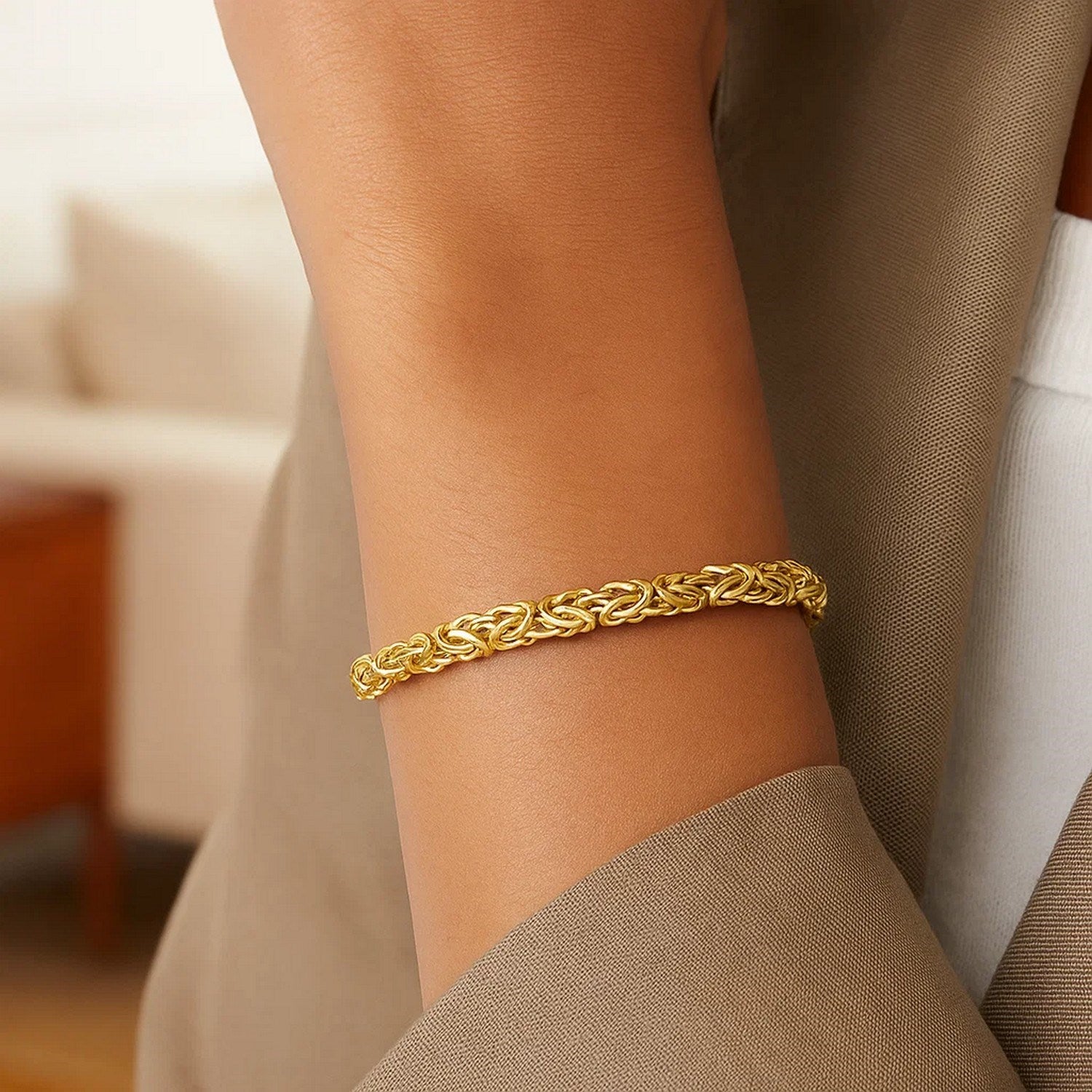 14k yellow gold Byzantine link bracelet, 6.00 mm, showcasing a classic chain design with a polished finish.