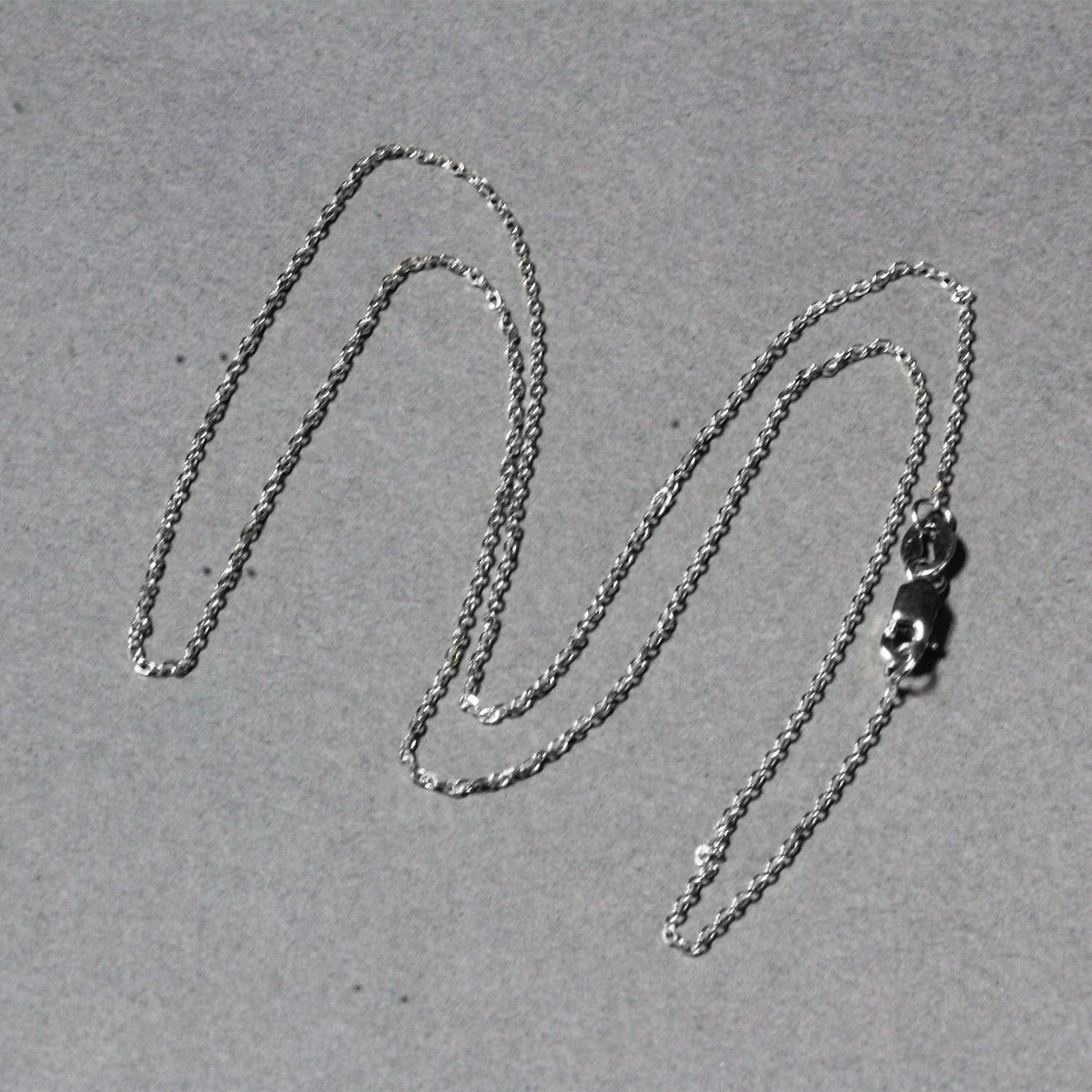 18k white gold diamond cut cable link chain featuring contemporary design and exquisite craftsmanship, perfect for layering.
