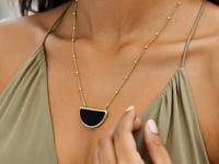 Halsband med geometrisk onyx och halvmåne i 14 karat gult guld