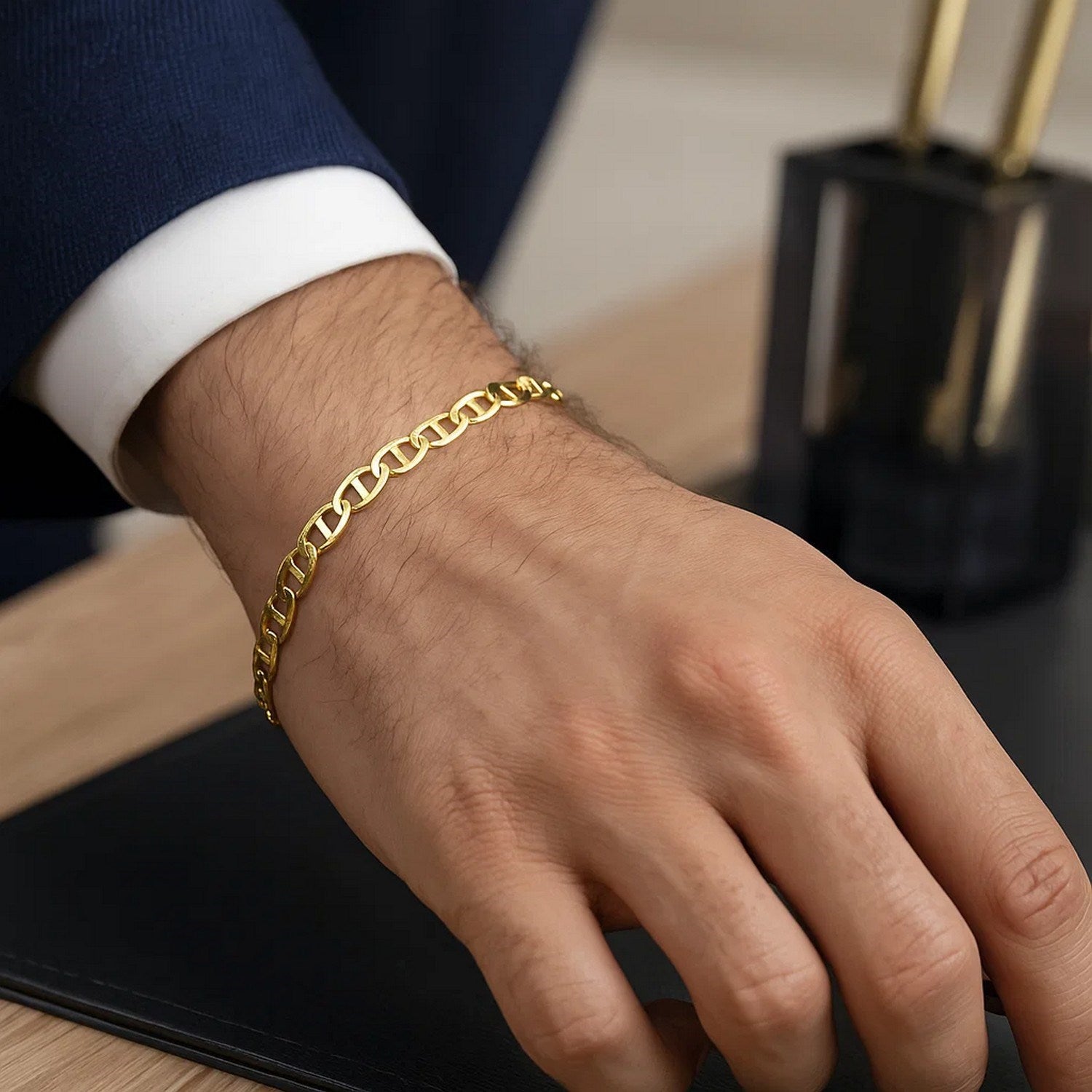 14k yellow gold mariner link bracelet with classic design and elegant 4.50 mm links for timeless luxury.