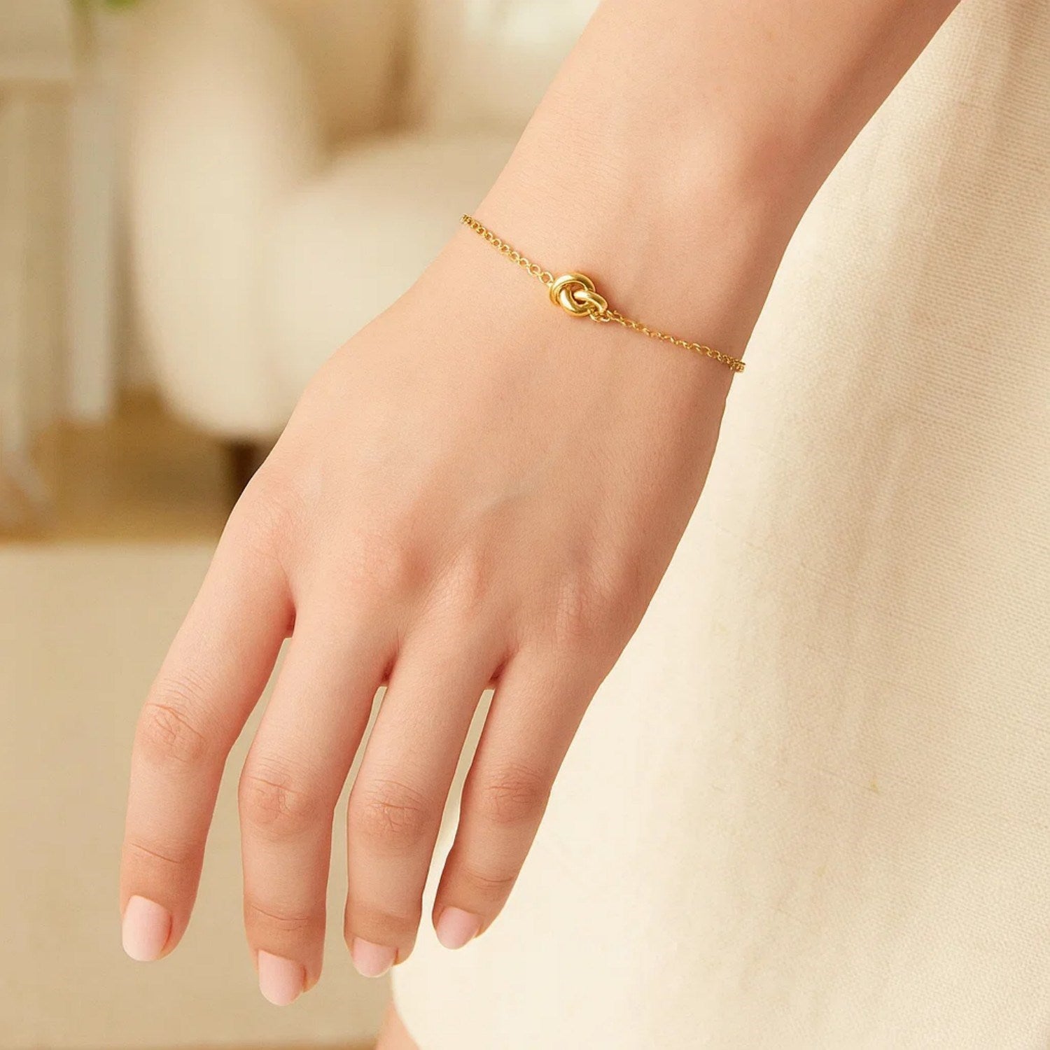 14k yellow gold chain bracelet featuring a polished knot design, modern elegance for luxury jewelry enthusiasts.