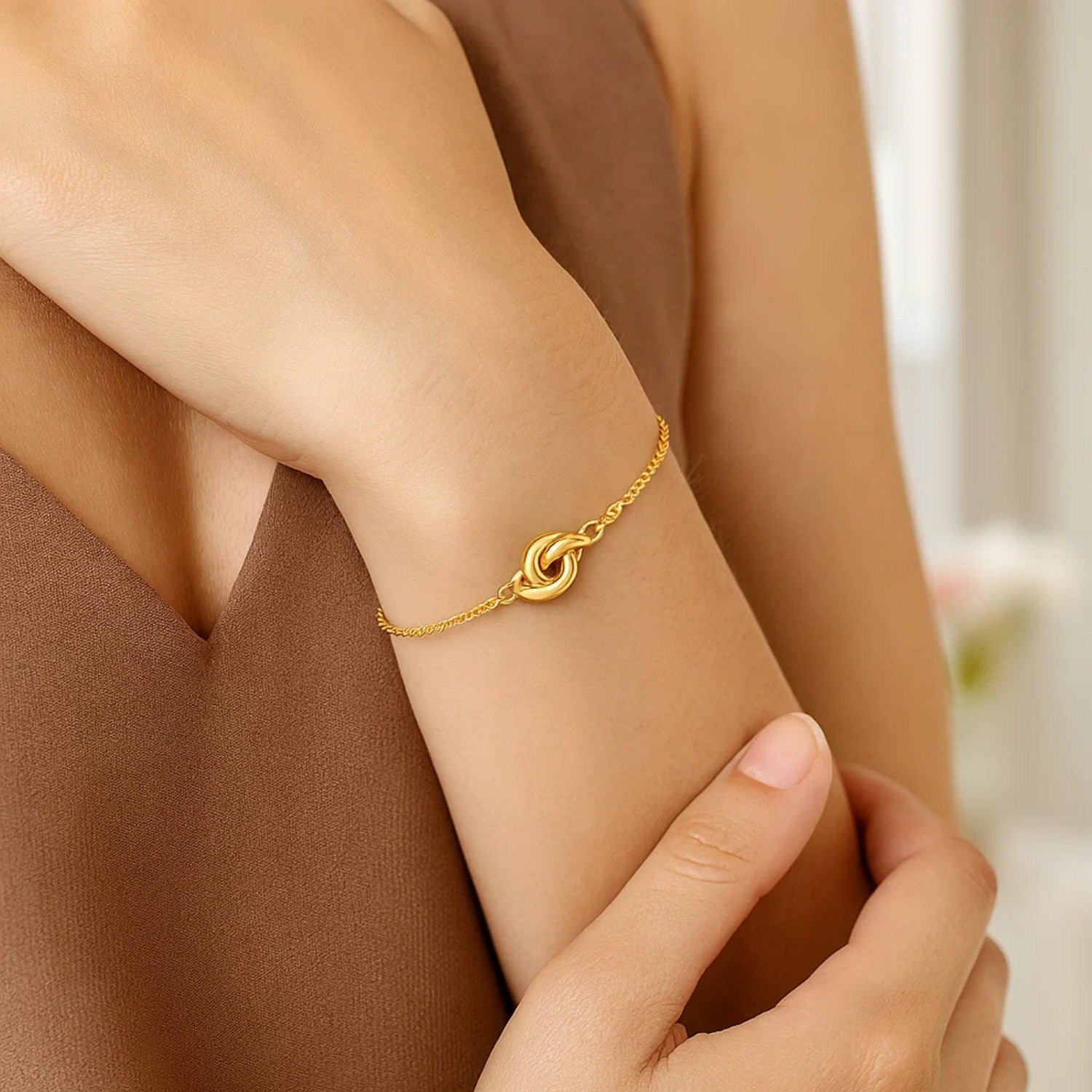14k yellow gold chain bracelet featuring a polished knot design, modern elegance for luxury jewelry enthusiasts.