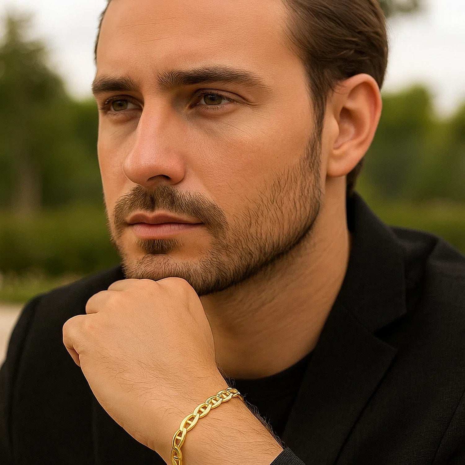 14k yellow gold mariner link bracelet featuring modern round links, showcasing elegance and timeless luxury.