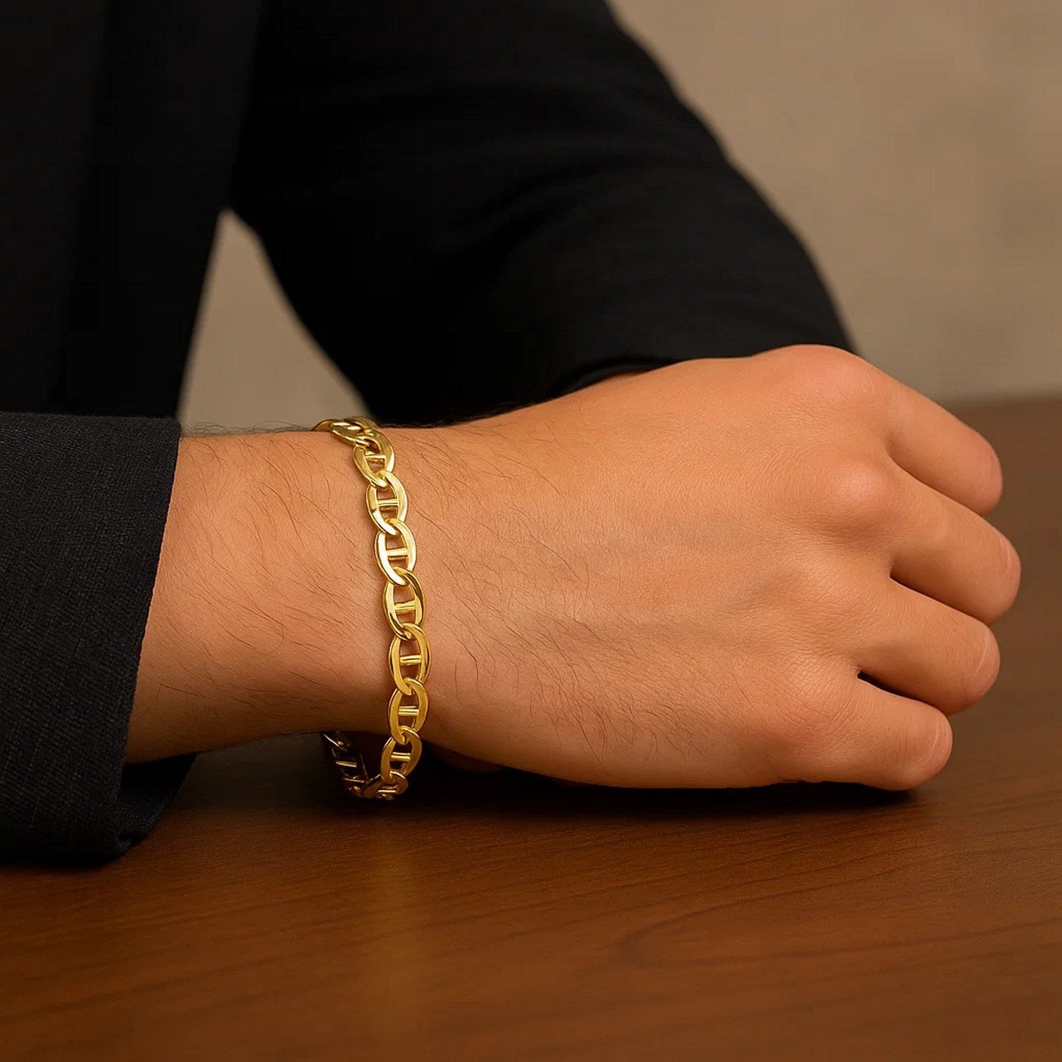 14k yellow gold mariner link bracelet featuring modern round links, elegantly crafted for a luxurious finish.