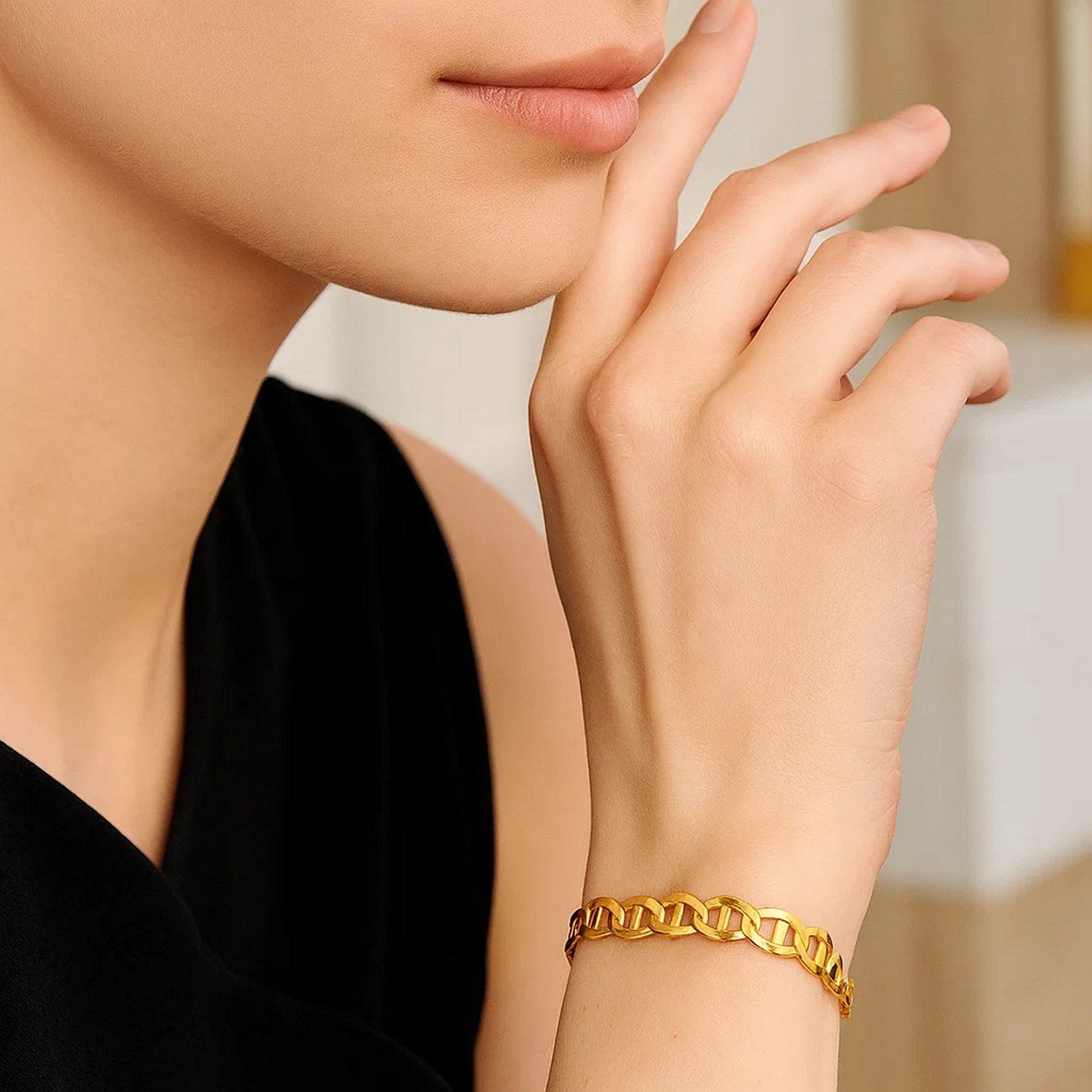 14k yellow gold mariner link bracelet with modern round links, showcasing elegance and timeless luxury.