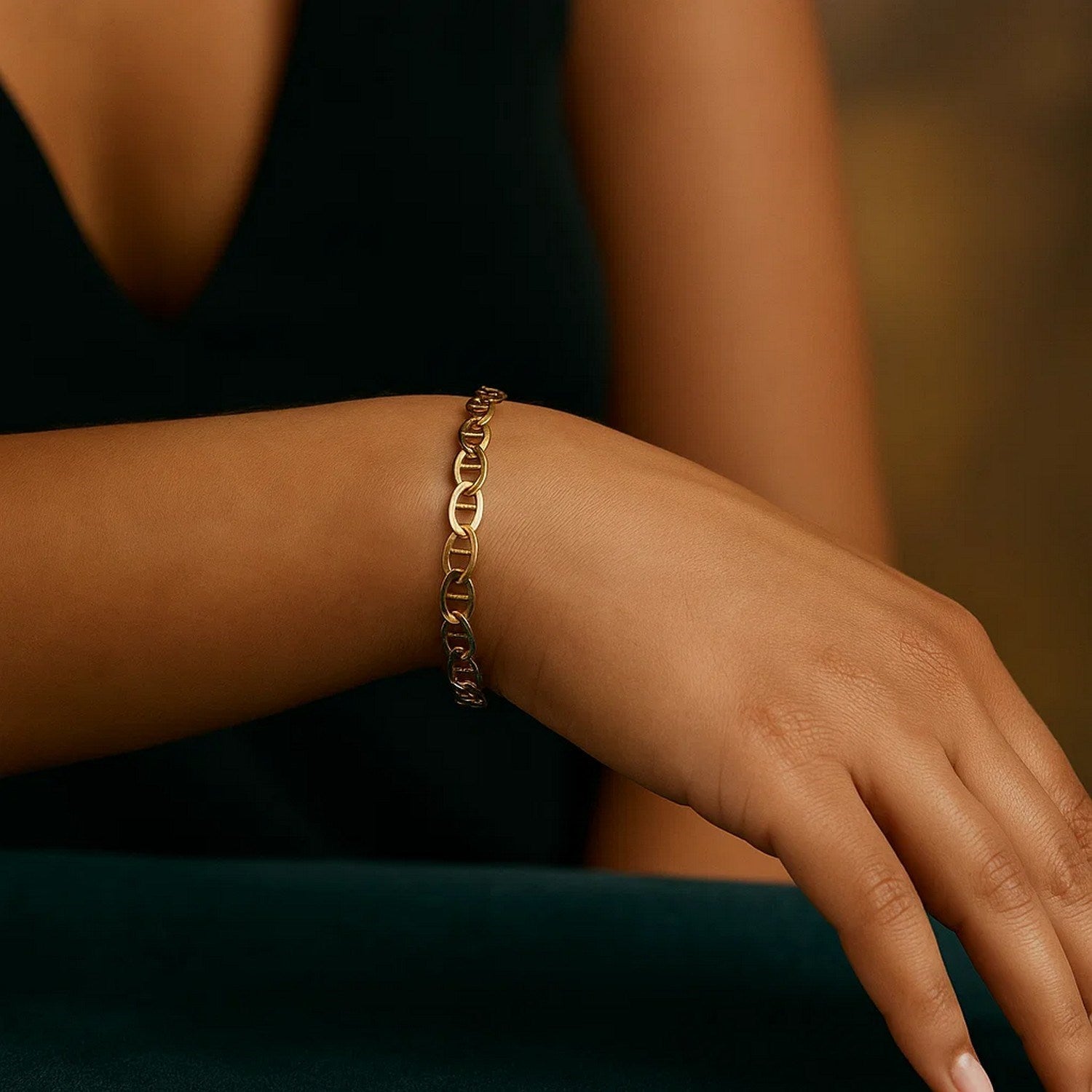 14k yellow gold mariner link bracelet featuring modern round links, exuding elegance and timeless luxury.
