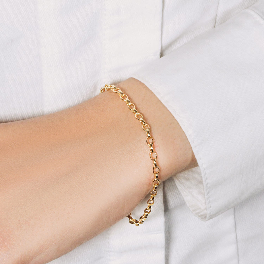 14k yellow gold oval rolo bracelet with modern chain design, showcasing elegance and luxury in every detail.