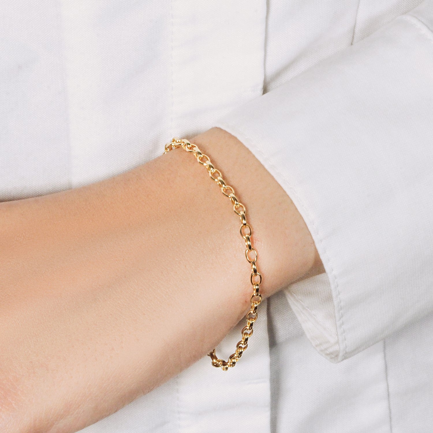 14k yellow gold oval rolo bracelet with modern chain design, showcasing elegance and luxury in every detail.