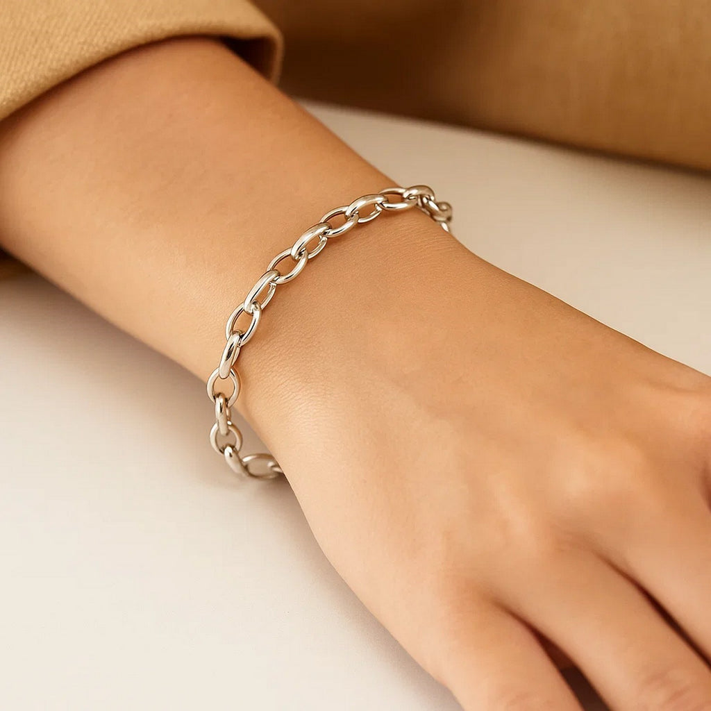 14k white gold oval rolo bracelet featuring a classic design with elegant links and a polished finish.