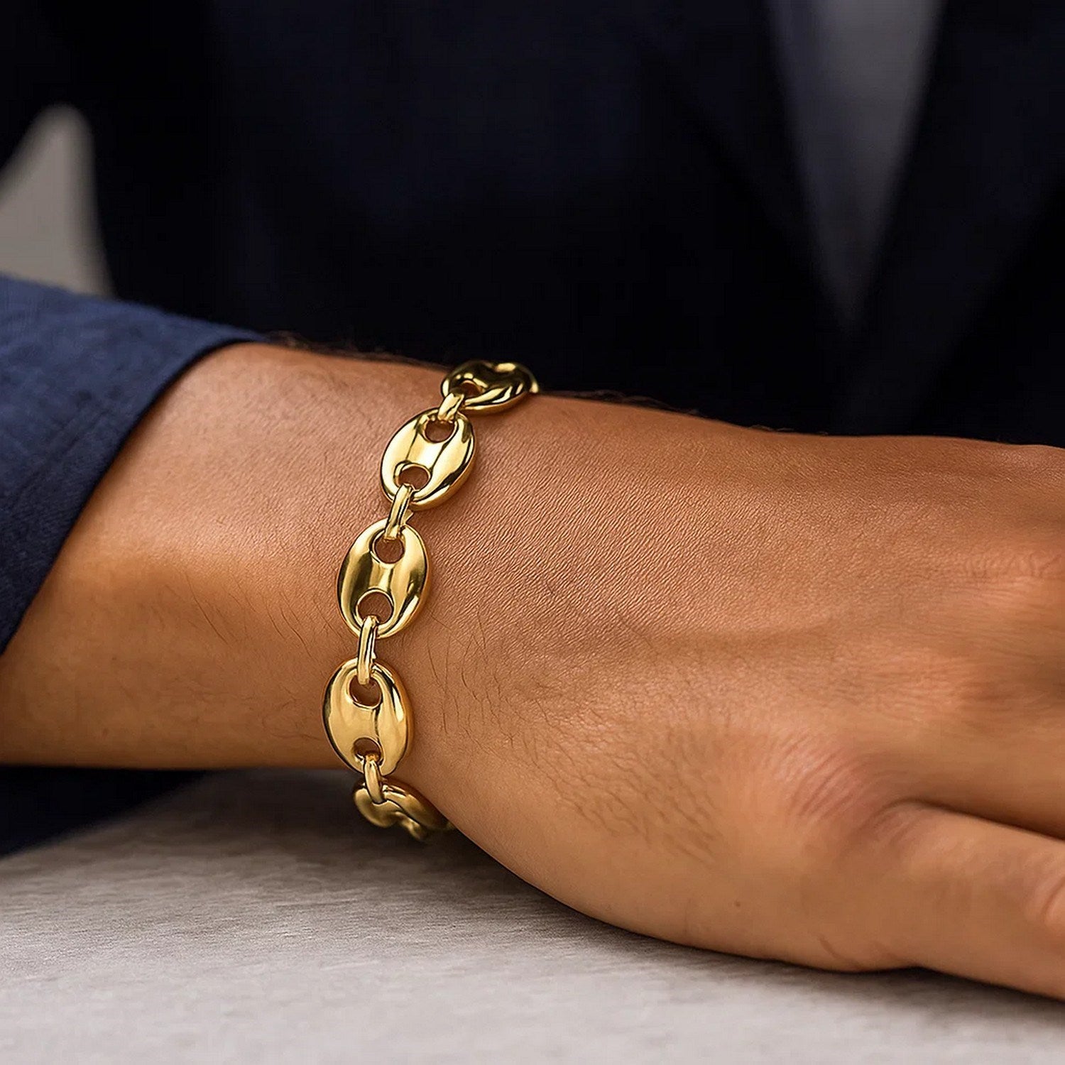 14k yellow gold high polish lite puffed mariner link bracelet, modern design with elegant, smooth links.