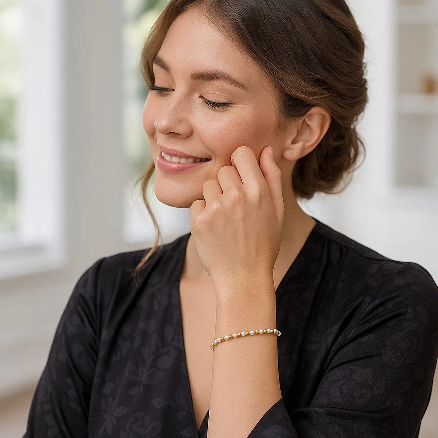 Elegant 14k yellow gold bracelet featuring alternating pearls and oval chain design for a timeless luxury look.