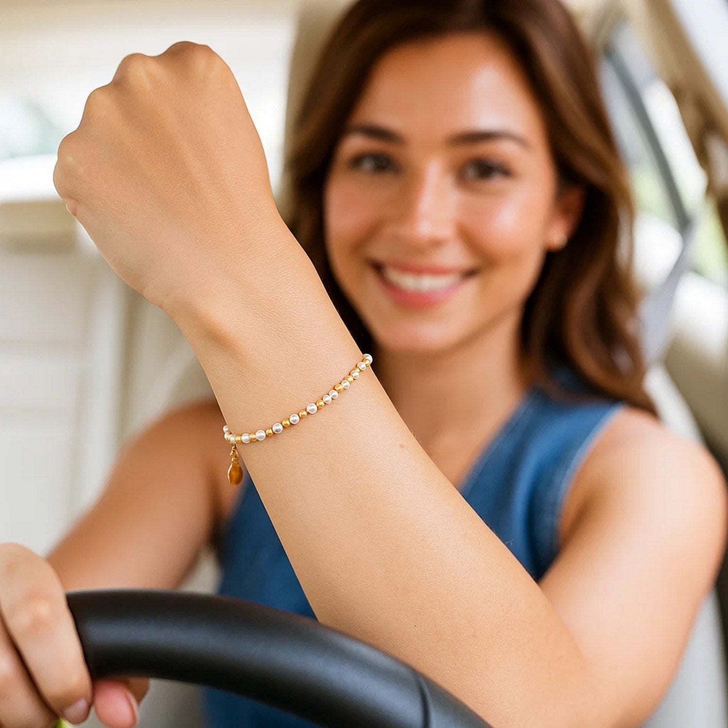 Elegant 14k yellow gold bracelet featuring alternating pearls and oval chain design for a luxurious touch.