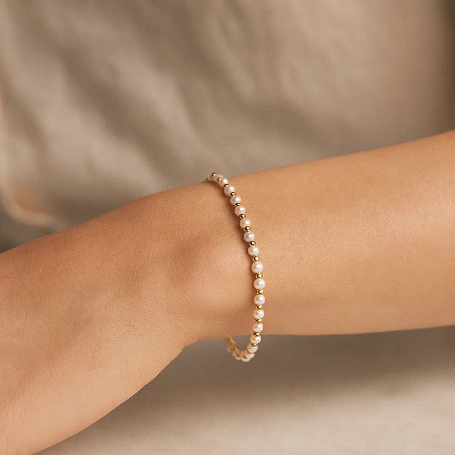 Elegant 14k yellow gold bracelet with alternating pearls and oval chain design, perfect for luxury occasions.