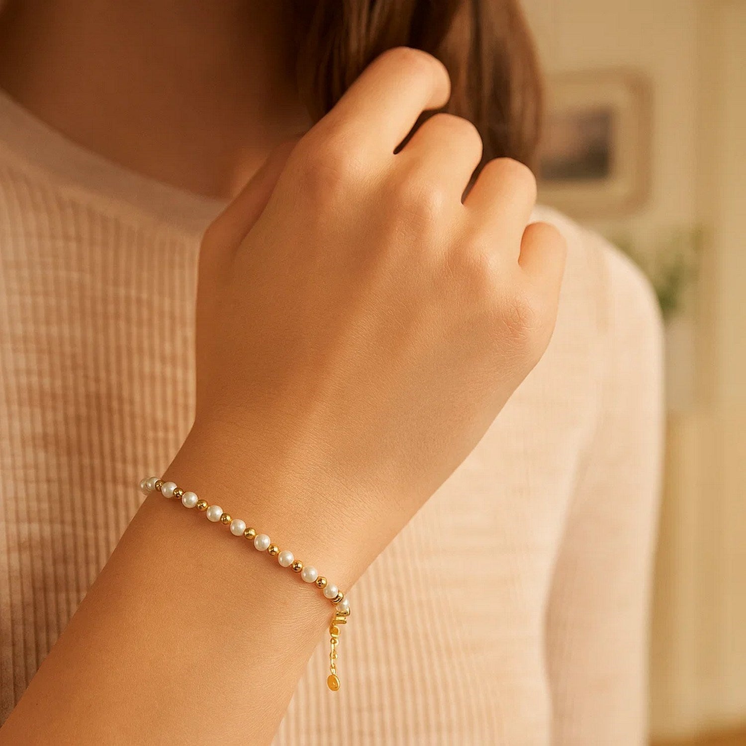 Elegant 14k yellow gold bracelet with alternating pearl and oval chain design, perfect for sophisticated styling.