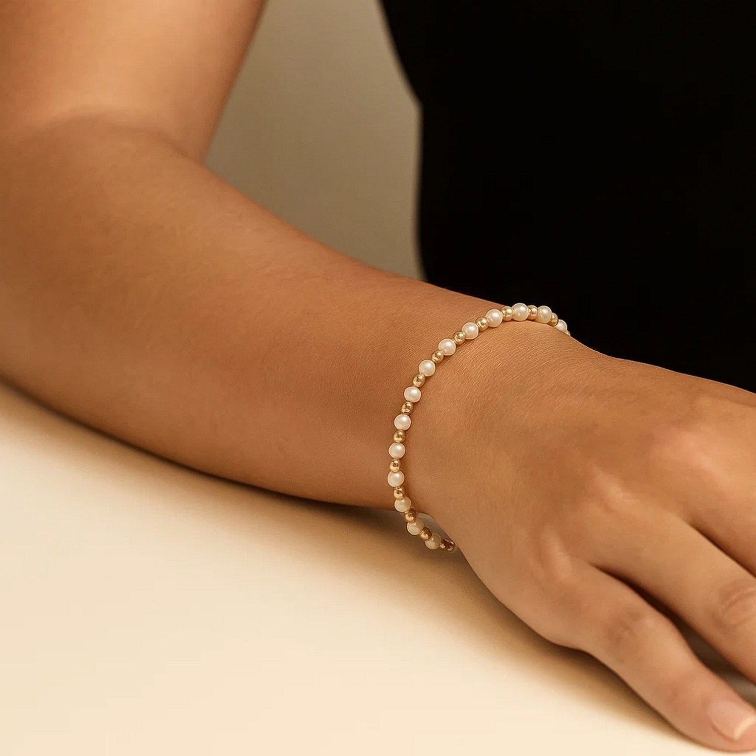 Elegant 14k yellow gold bracelet with alternating pearls and oval chain design for a luxurious touch.