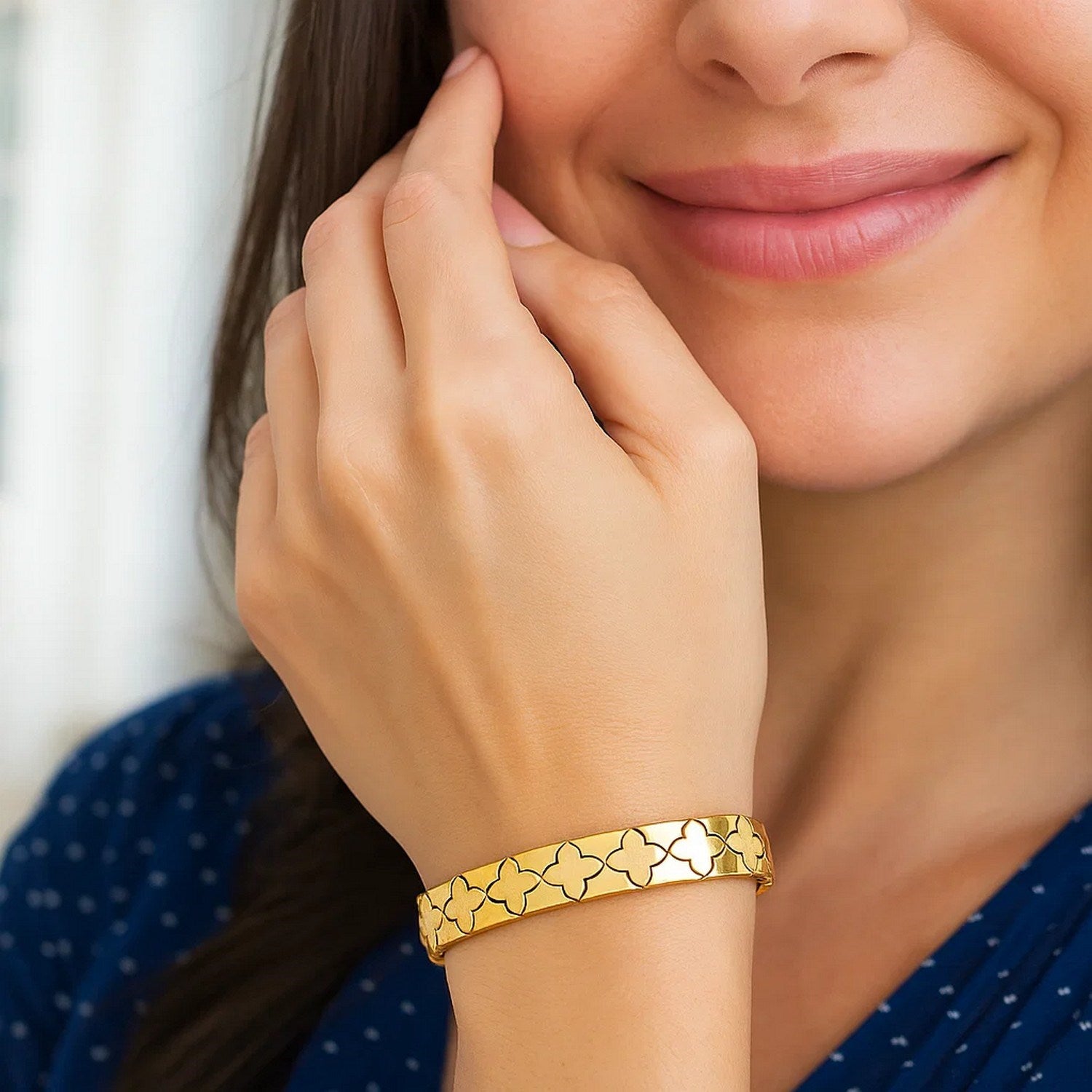 Nature-inspired 14k yellow gold clover bracelet featuring elegant link design and modern aesthetic.