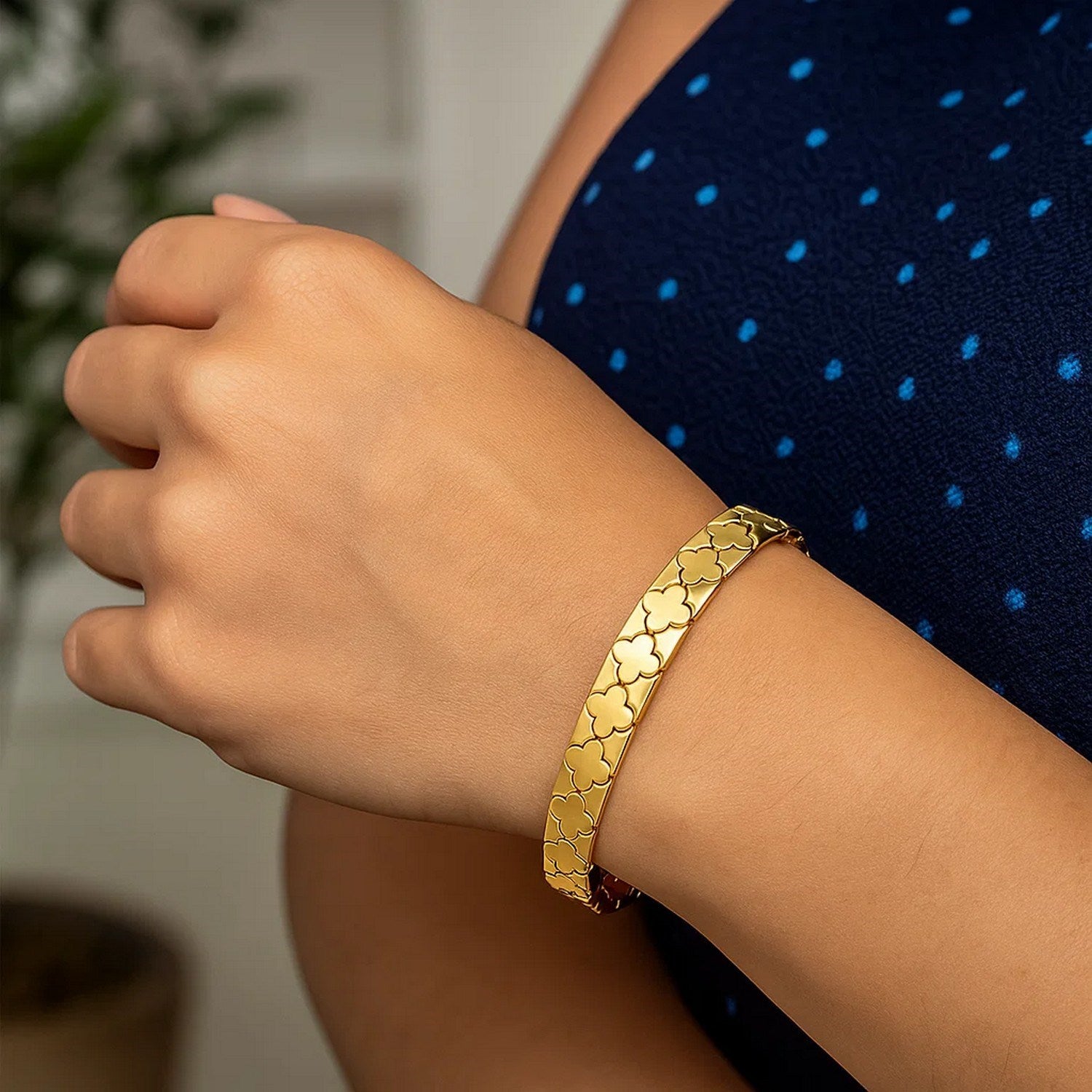 Nature-inspired 14k yellow gold clover bracelet with elegant link design, showcasing modern luxury craftsmanship.