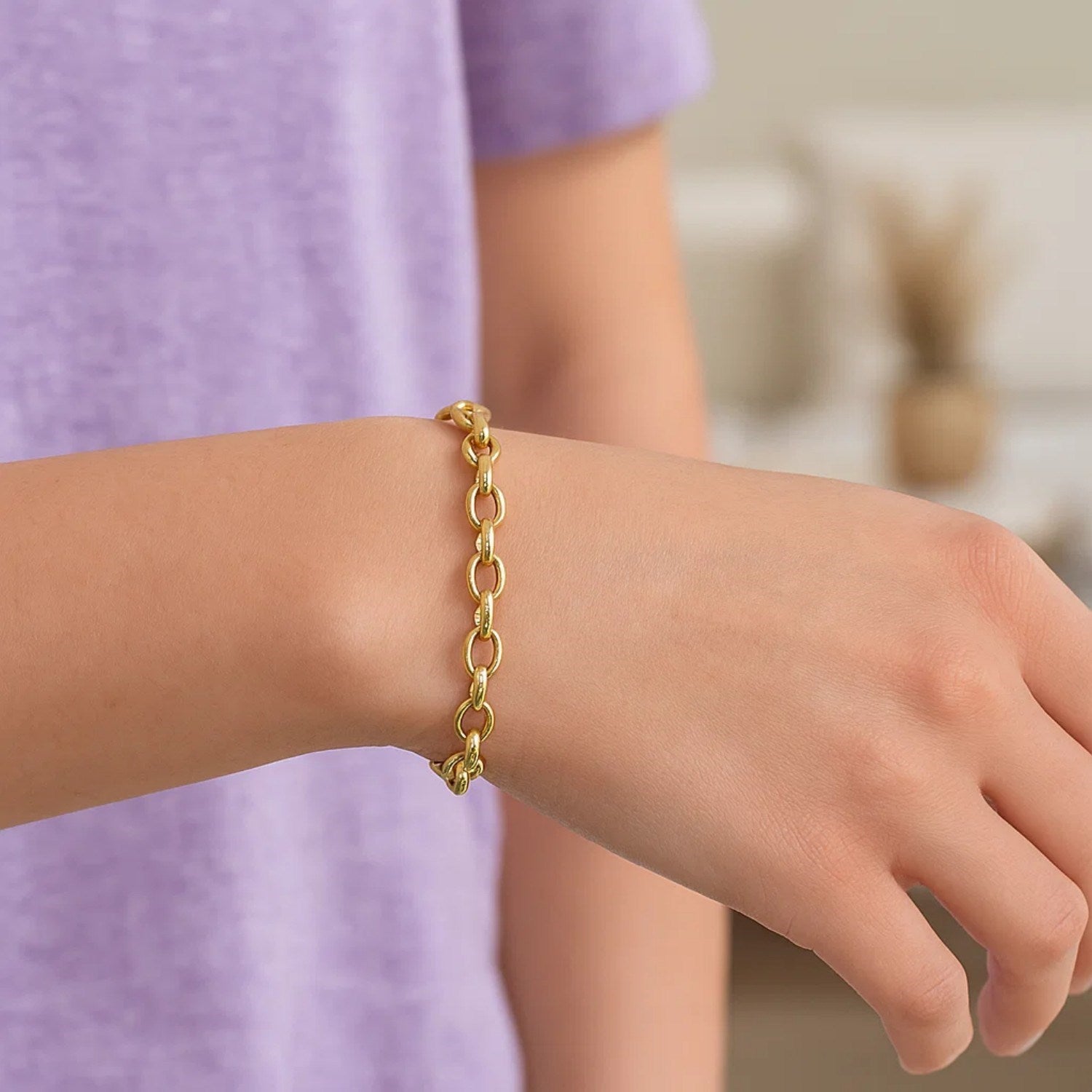 14k yellow gold oval rolo bracelet with modern link design, showcasing elegance and luxury in every detail.