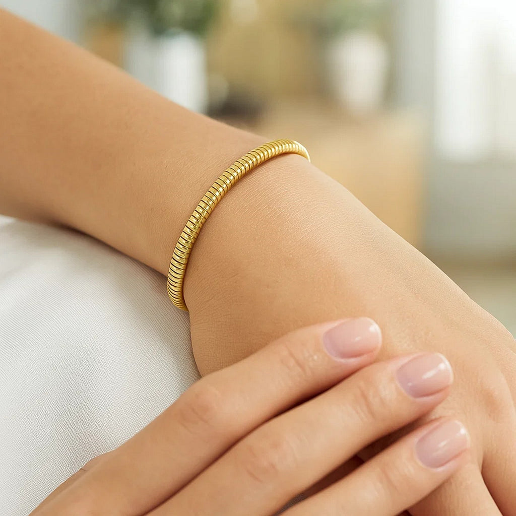Contemporary Tubogas bracelet in 14k yellow gold, featuring elegant round links for a luxurious finish.