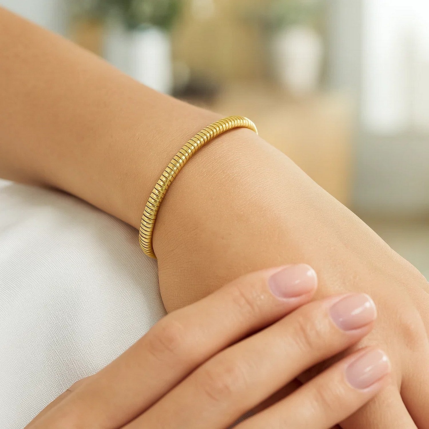 Contemporary Tubogas bracelet in 14k yellow gold, featuring elegant round links for a luxurious finish.