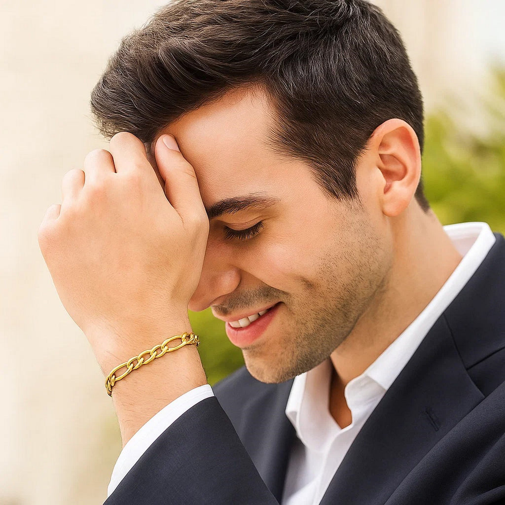 10k yellow gold Lite Figaro bracelet featuring a modern chain design, elegantly crafted for timeless luxury.