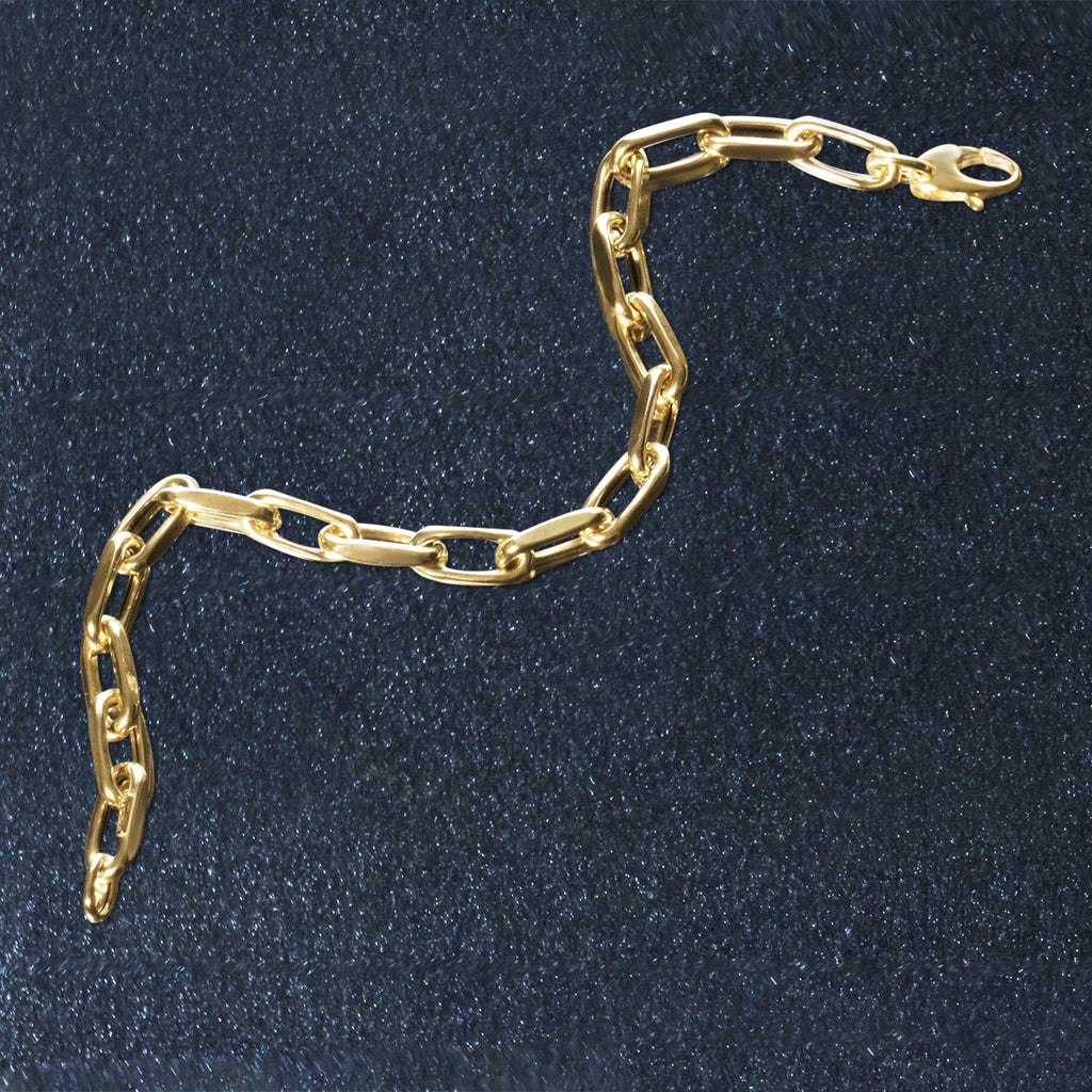 Elegant 14k yellow gold French cable link bracelet featuring round links, perfect for sophisticated styling.