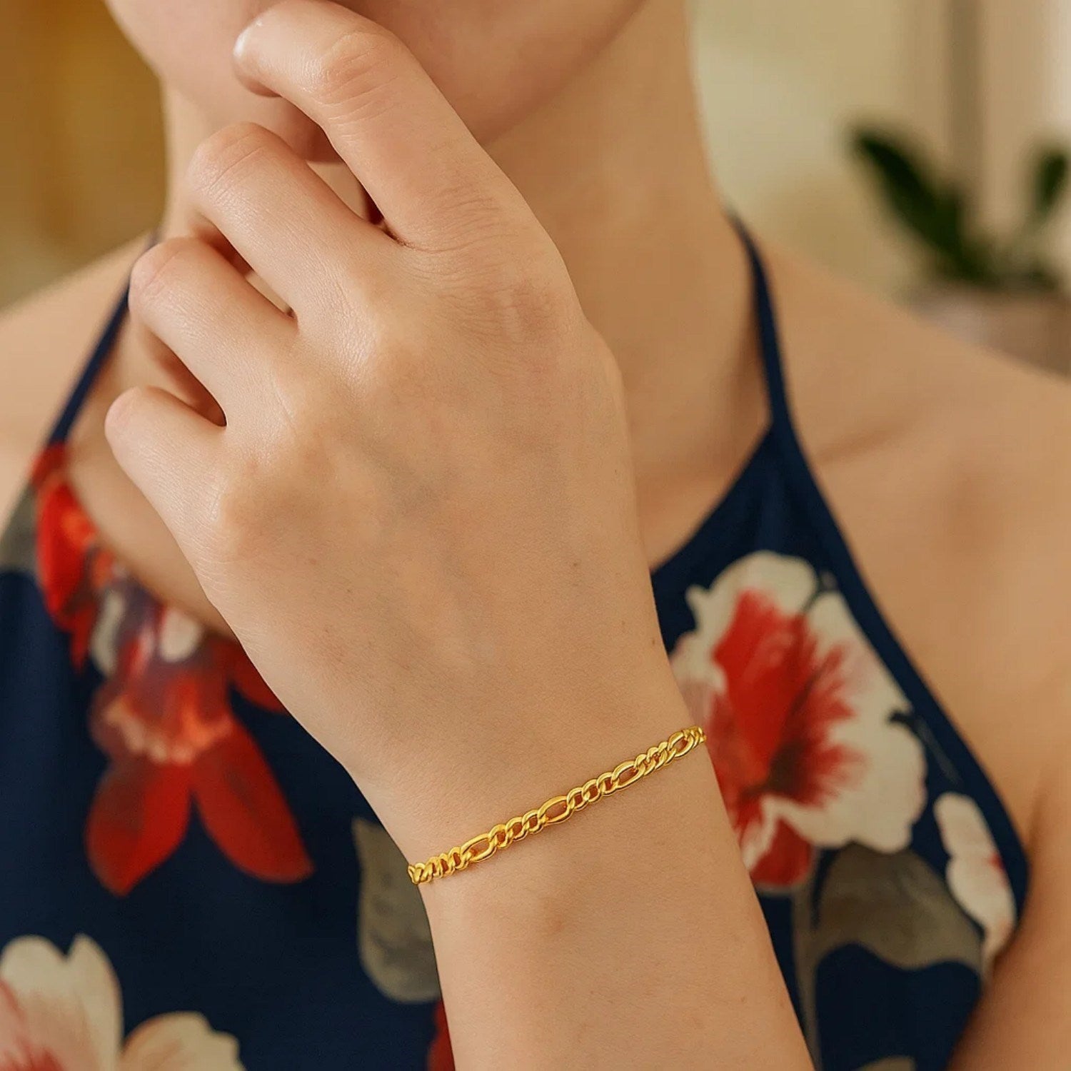 Contemporary 10k yellow gold Figaro bracelet featuring elegant link design, perfect for luxury jewelry enthusiasts.