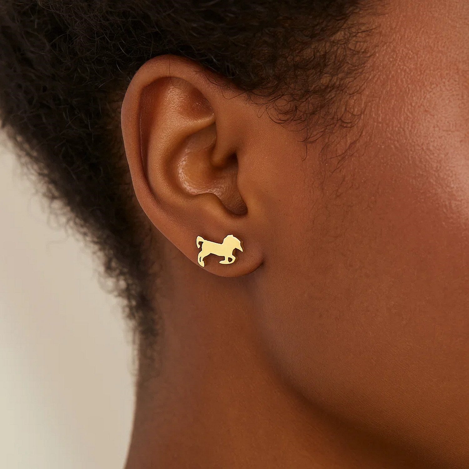 14k yellow gold equestrian-inspired horse stud earrings, elegantly designed for a luxurious touch.