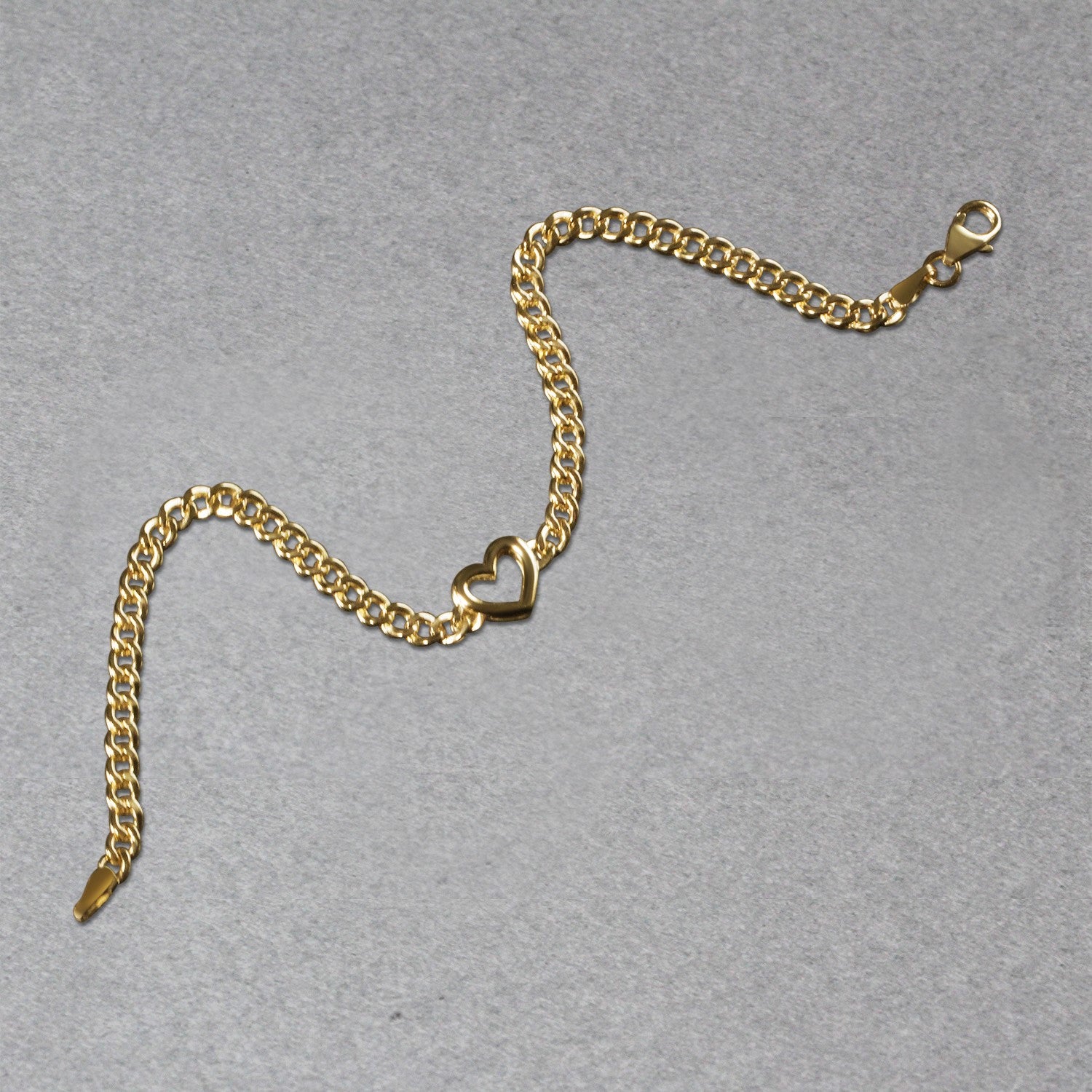 14k yellow gold curb chain bracelet with heart detail, modern design, 3.40 mm width, luxurious and elegant accessory.