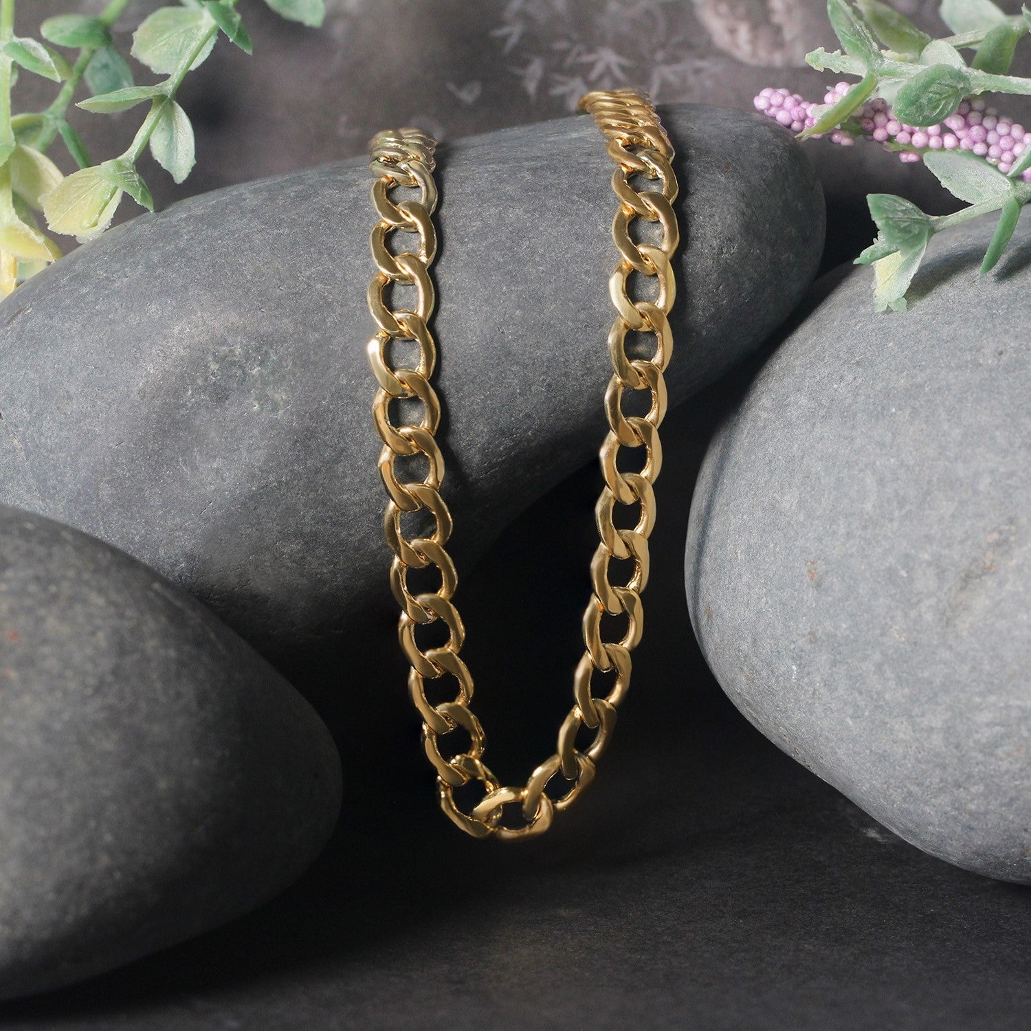 Elegant 10k yellow gold curb chain, 6.20 mm links, crafted in luxurious 14k gold for timeless sophistication.
