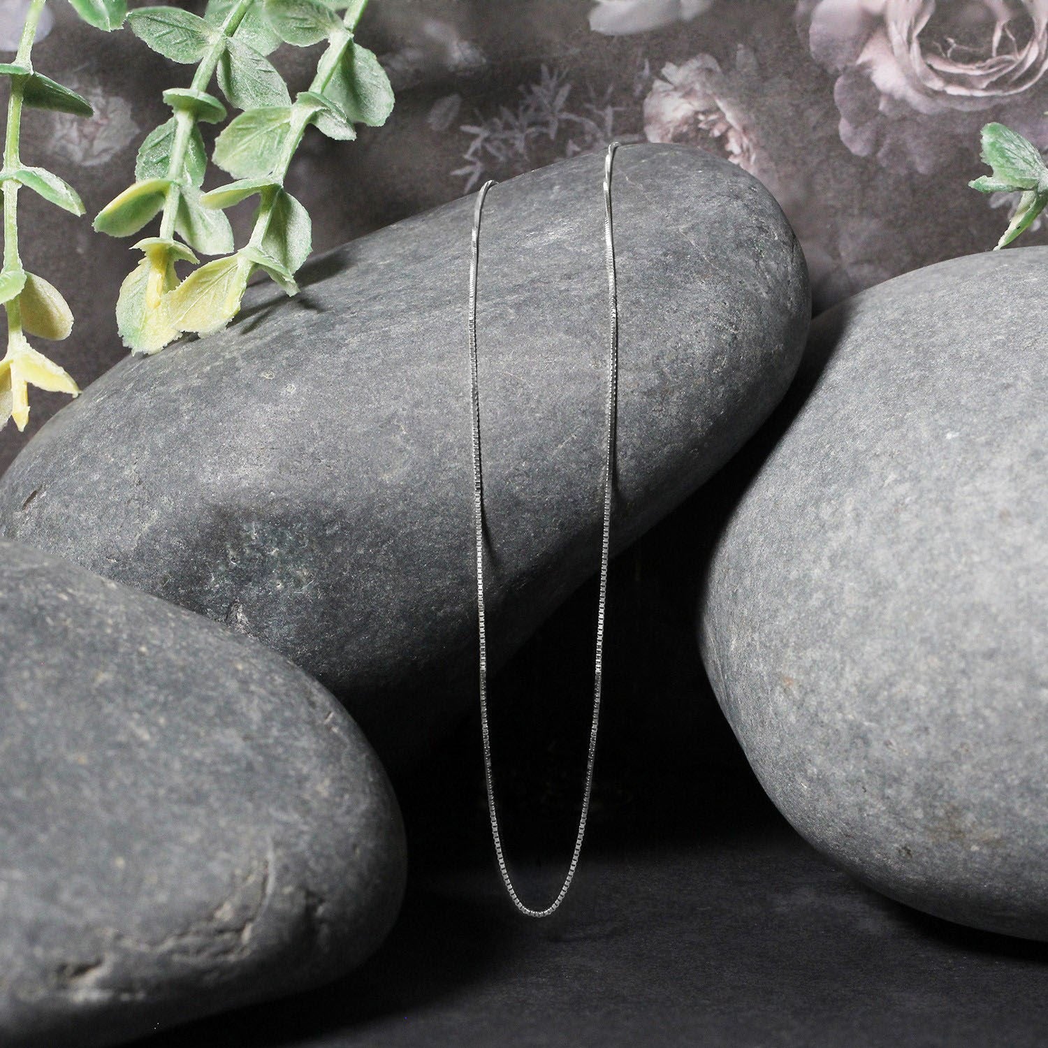 14k white gold classic box chain, 0.45 mm, showcasing timeless elegance and refined craftsmanship.