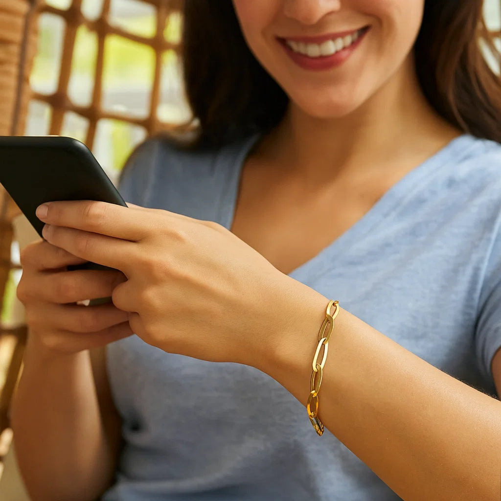 14k yellow gold classic oval link bracelet, elegantly designed with polished finish and timeless appeal.