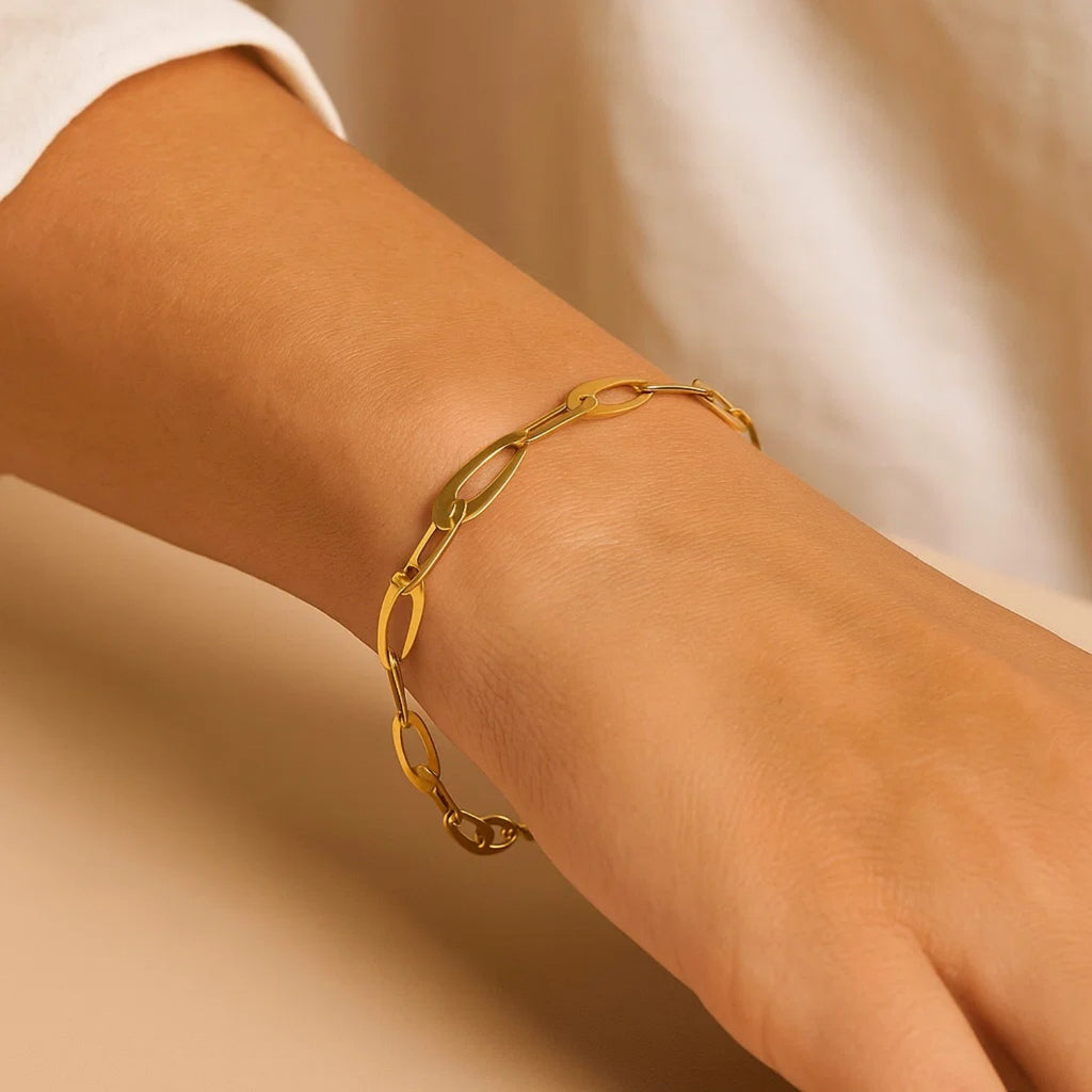 14k yellow gold classic oval link bracelet showcasing elegant craftsmanship and timeless design.