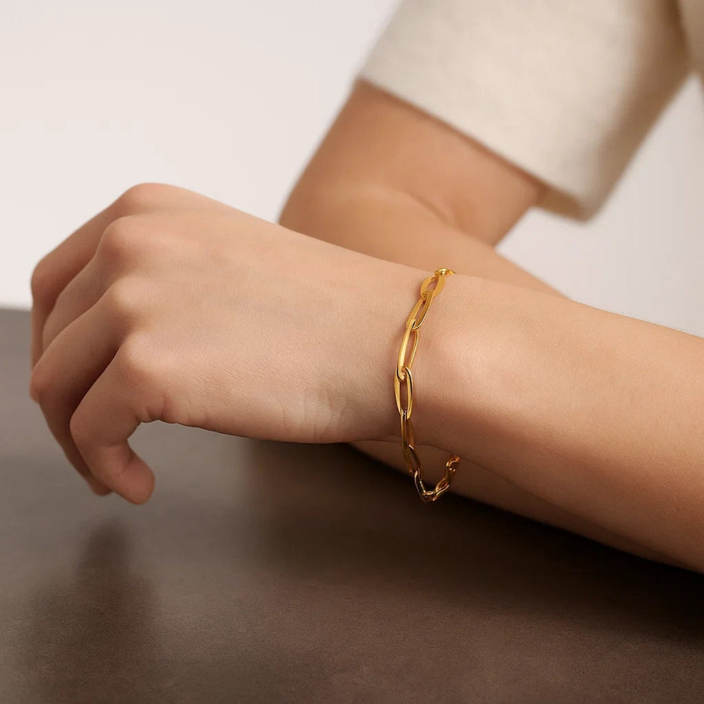 14k yellow gold classic oval link bracelet showcasing elegant craftsmanship and timeless design.