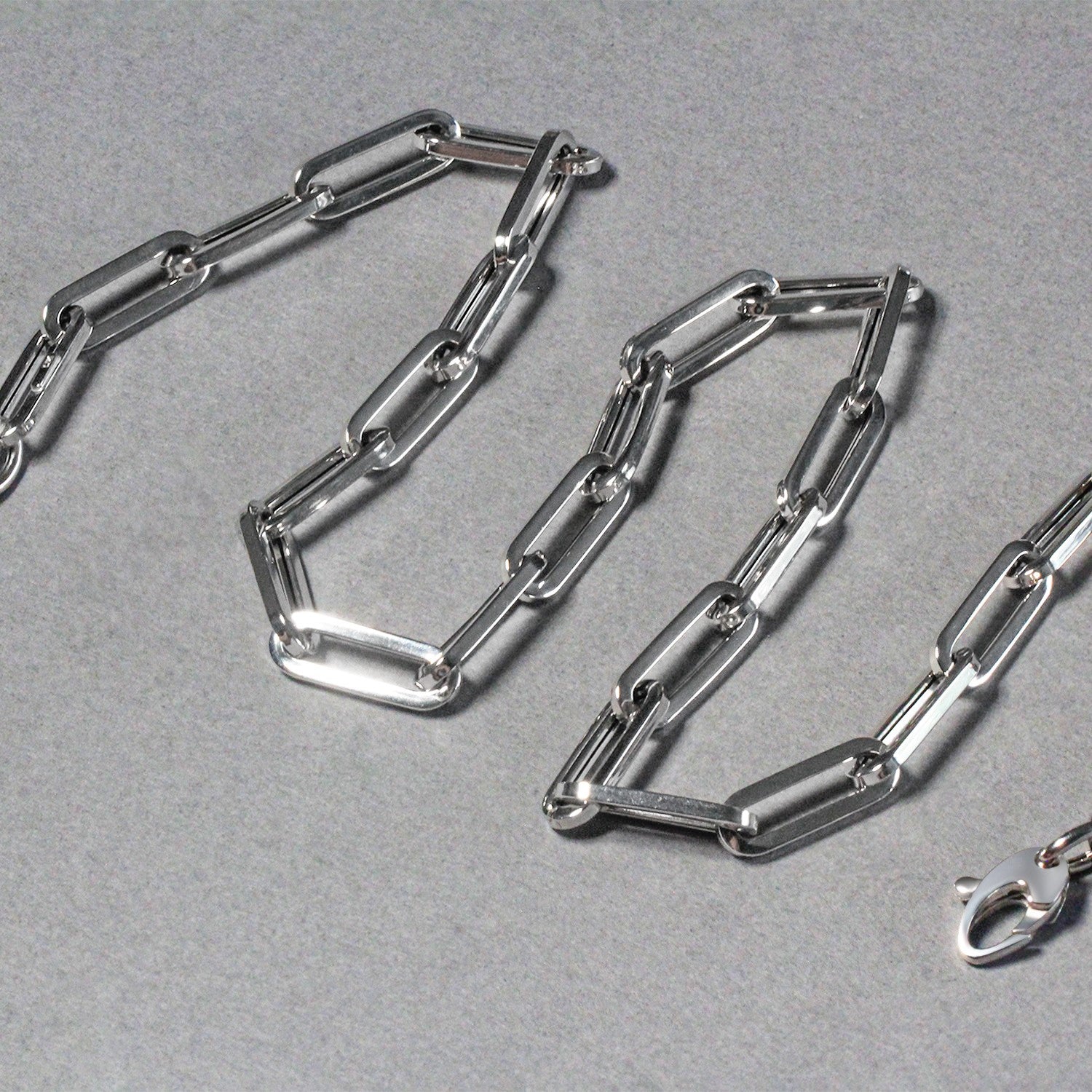 14K white gold wide paperclip chain, modern design with elegant round links, perfect for layering or standalone wear.